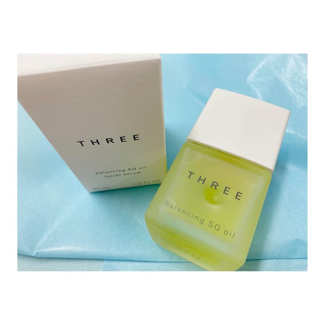 のインスタグラム：「. 試供品でもらったスリーの バランシングSQオイルR。 素晴らしすぎて即購入しました❤️ . お風呂上がりのいつものお手入れ、 化粧水→化粧水パック→ 美白クリーム→美容液の最後に このオイルを数滴手に乗せて 顔にプレスして完了！ と、すごく簡単にもかかわらず 翌朝の肌の柔らかさがハンパじゃない！ 感動的なふわふわの肌触りに すっかり虜になりました😍 個人的には2020ベストコスメ！ . 肌の調子は その日のテンションを左右するから 自分に合うコスメ選び、大事です✨ . #three #threecosmetics #balancingsqoilr  #バランシングsqオイルr  #cosmos #organic #organicskincare  #skincare #skincareoil  #スキンケア #スキンケア用品  #個人の感想です #個人的見解  #美肌になりたい #美肌ケア  #フリーアナウンサー #實石あづさ」