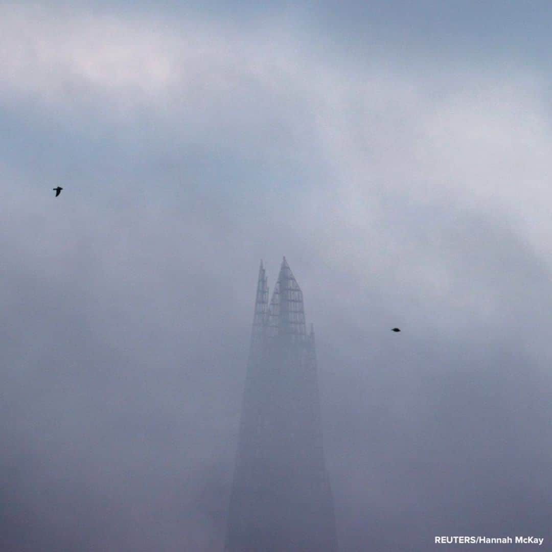 ABC Newsさんのインスタグラム写真 - (ABC NewsInstagram)「LIMITED VISIBILITY: London’s Shard skyscraper is shrouded in fog.」12月29日 17時15分 - abcnews