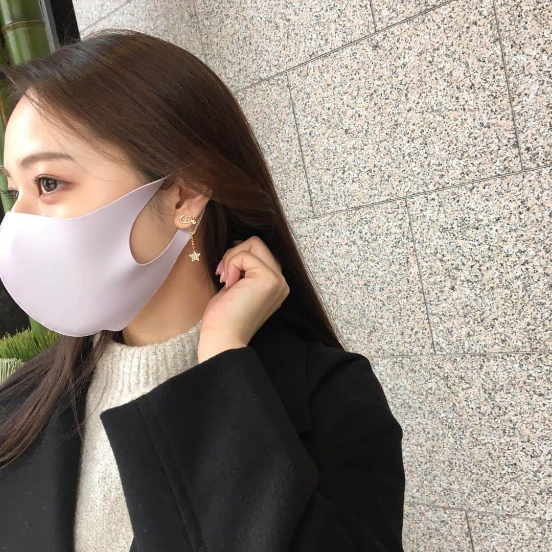 池田星来のインスタグラム：「. birthday present🤍 かわいい〜ありがとう🥺  #dior  #christiandior #accessory」