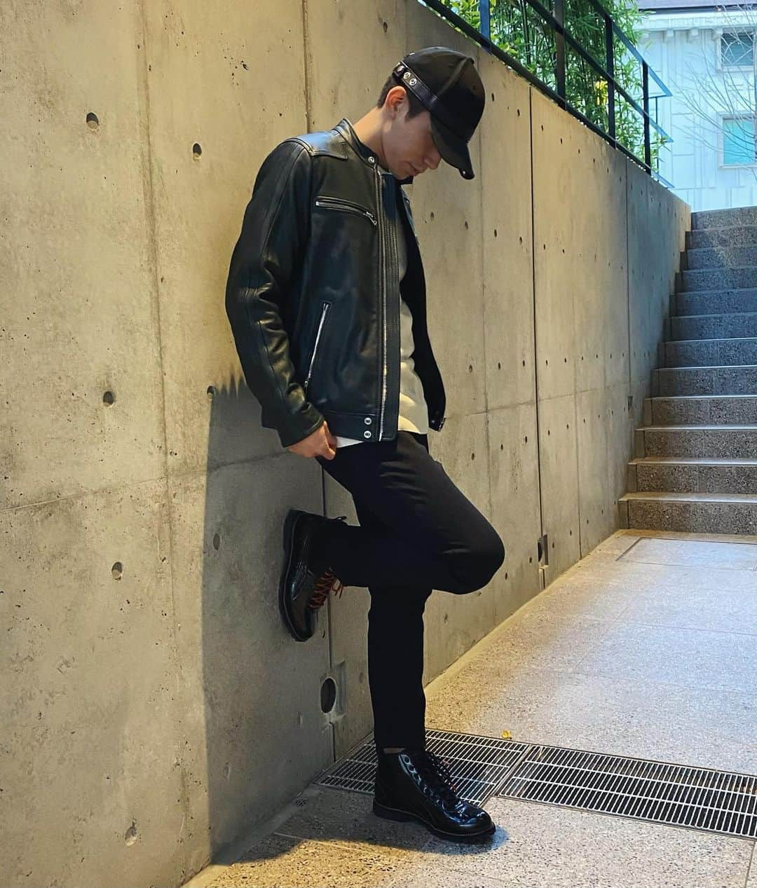 鐘ヶ江洸のインスタグラム：「Daily coordination 14 ...  #Cap @diesel   #Knit @beams_official  #LeatherJacket @diesel   #pants  @zara  @zaraman   #Shoes  @onitsukatigerofficial  #coordinate #fasion #street #lether」