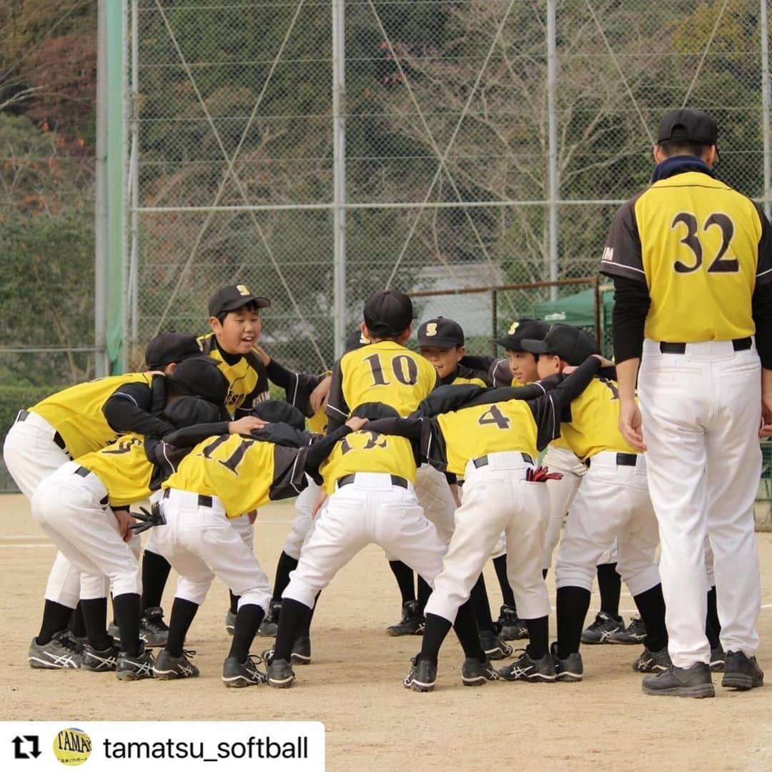 のインスタグラム：「チームみんなで戦った６年生最後の大会🥎 コロナで思い通りの練習や試合ができなかった１年。 本当にお疲れ様でした☺️ ﻿ ﻿ #Repost @tamatsu_softball with @make_repost﻿ ・・・﻿ 2020.12.13 さよなら大会﻿ ﻿ vs 神戸　（負）﻿ ﻿ 最後の試合﻿ みんないい声出てたよ。﻿ お父さん、お母さんも﻿ たくさん応援に来てくれて﻿ 子どもたちの力になったと思います。﻿ ﻿ 9人でスタートし﻿ 半分以上が低学年のこのチーム。﻿ しかも、今年はコロナの影響を受け﻿ 6年生にとって﻿ モチベーションをコントロールしづらかった﻿ １年だったに違いありません。﻿ それでも、最後まで率いてくれた3人に感謝します。﻿ ﻿ ありがとう。﻿ おつかれさま。﻿ ﻿ #玉津ソフトボールスポーツ少年団 ﻿ #玉津小学校 #飯岡小学校 #神拝小学校 ﻿ #ソフトボール﻿ #ソフトボール小学生﻿ #softballtimes ﻿ #lovesaijo」
