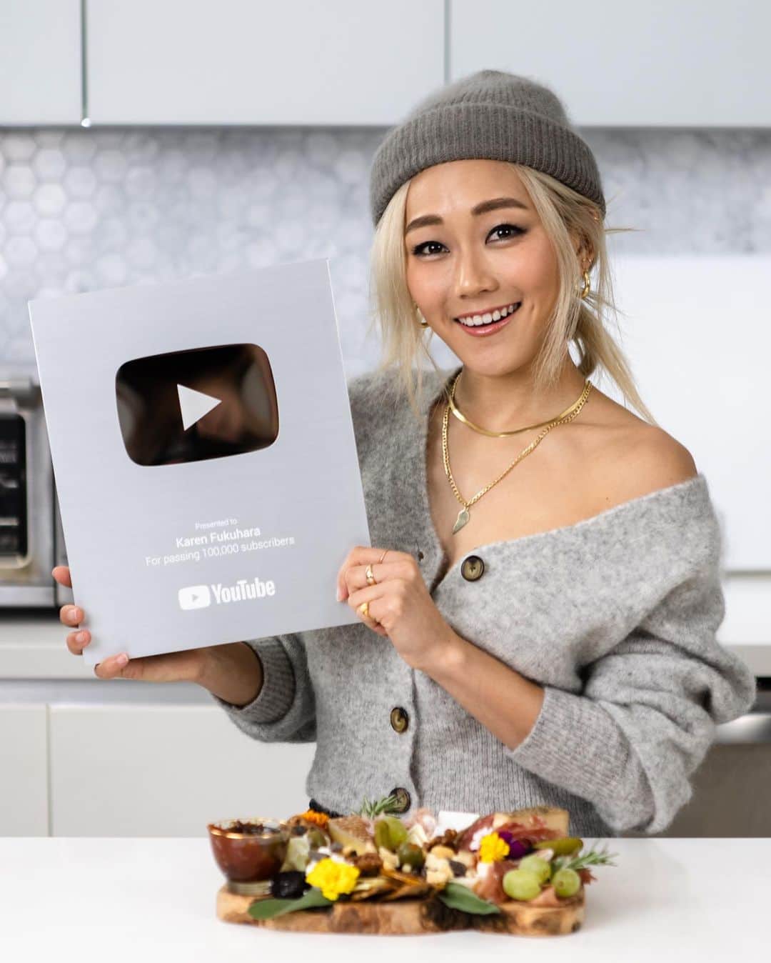 福原かれんのインスタグラム：「New vid is up! Who doesn’t love a charcuterie & cheese board?   Thank you for 100k subscribers & fueling my 2020 🙏🏼✨ Hope everyone is staying warm this holiday season! 🎄」