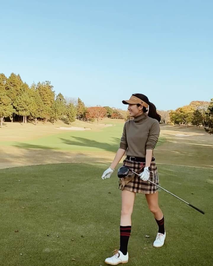 淡輪優希のインスタグラム：「先日今年のゴルフ納めてきました！⛳️ この動画は載せてなかった秋のやつだけど… . 今年改めて感じたのはゴルフは私にとってとっても大切なモチベーションなんだなぁと実感しました！ゴルフ頑張ってる時は他のことも捗るんだよなぁなんか✊ 来年は筋トレ再開して、さらに安定したプレーができるようにしたい。何を目指してるんだって感じだけど(笑)、家族、友達、仕事…確実に私の人生においてプラスだし、何より楽しいからよし🤣👍‼️ ゴルフ大好きだ！2021もがんばるぞーーーー🏌️‍♀️ #ゴルフ女子 #ゴルフコーデ #ゴルフスイング #golf #golfstagram」