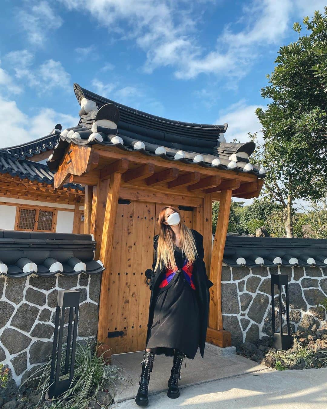 のインスタグラム：「겨울 너무 추워 그립다 가을 . . @choiyoung__official」