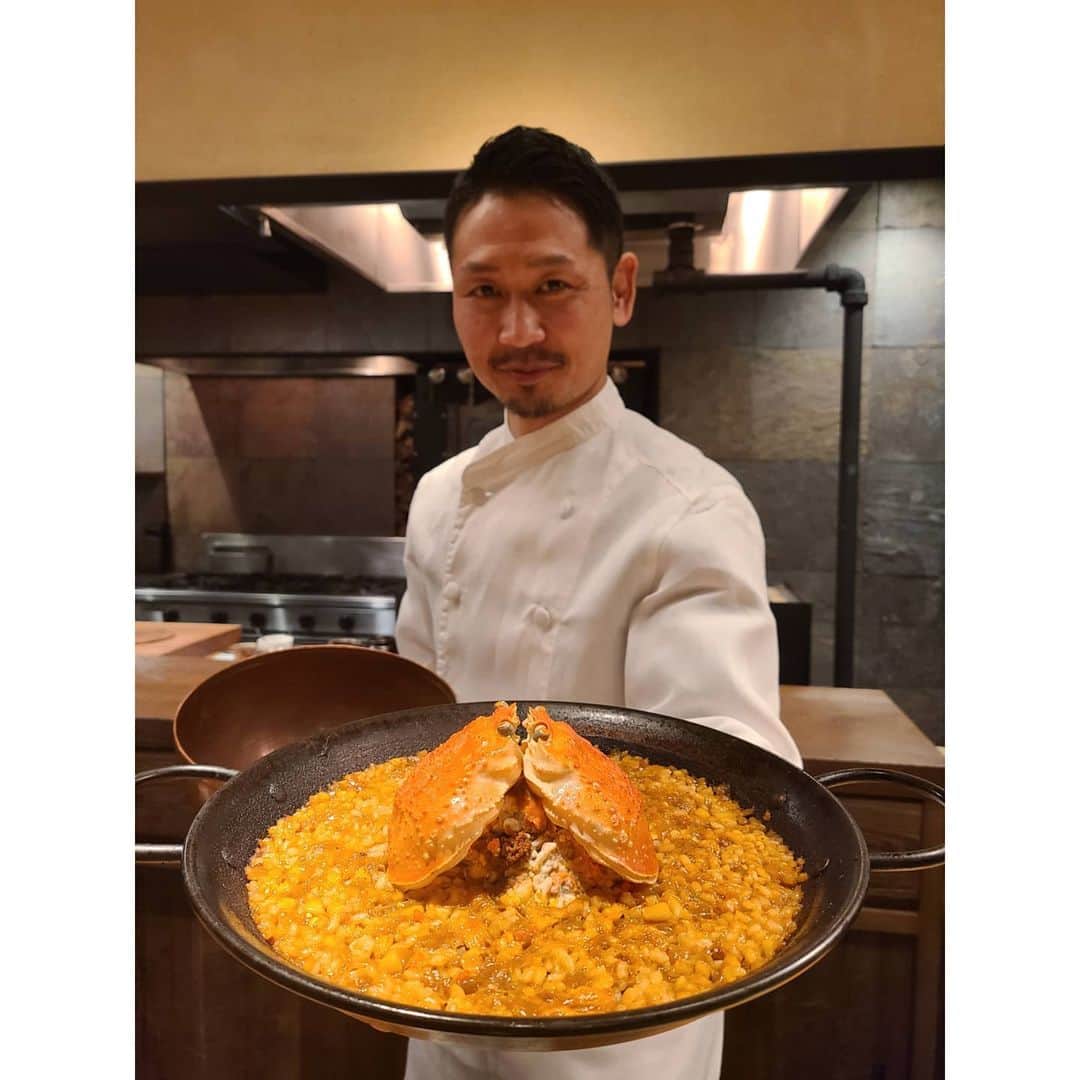 未來歩のインスタグラム：「Acaさんにちょい前にサプライズで☺️　 京都から東京に移転してから初。　  内装も素敵にラグジュアリーな空間でセンス抜群でした！  お昼から贅沢な時間過ごせました✨　 めちゃ二日酔いで朝イチ新幹線乗って。  食べれるかなぁ、、、って心配だったけど(笑)　 美味しいので しっかりガッツリ頂けました🤣　  シャンパンもワインもフルで(笑)　  帰りにはまた、酔ってた。  帰りの新幹線もひたすらお酒🍺  東京だからちょくちょくは行けないけど、また、行きたいな😄  ありがとうございました❤️  #スペイン料理 #食べログ高評価 #ミシュラン#aca #パエリア#予約困難店 #グルメ好きな人と繋がりたい #美味しいもの好きな人と繋がりたい #champagne #東京#東京グルメ」