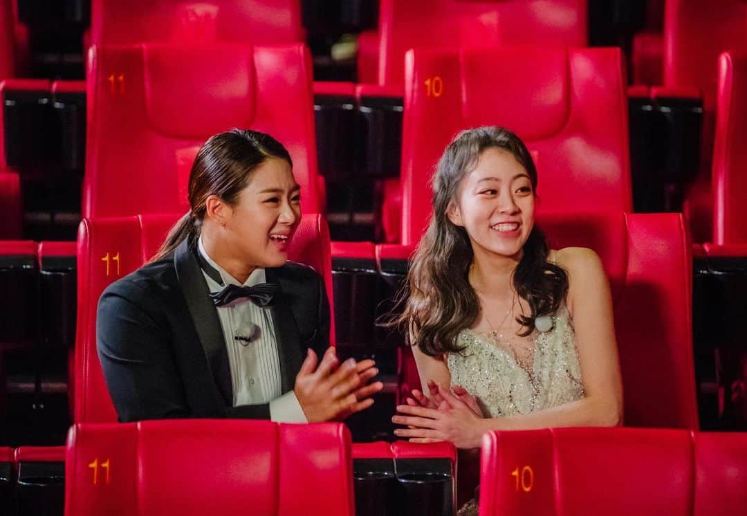 郭珉整のインスタグラム：「🤍달력시상식🤍 베스트 커플상 후보로  저랑 유인이가🤭😍  저희가 상 받을것같죠??😛 #막내즈 #막내즈는사랑」