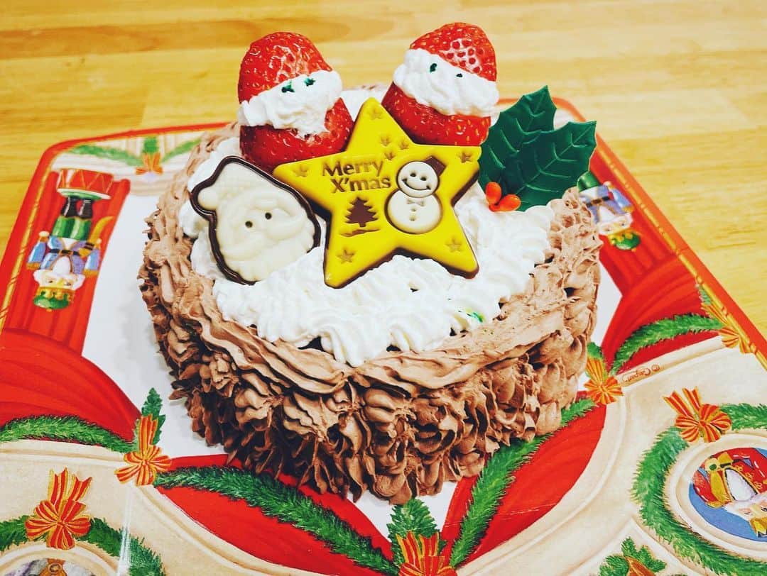 関谷桃子さんのインスタグラム写真 - (関谷桃子Instagram)「今年のクリスマスは、平日だったので、イブは久々に家族水入らずで過ごしたよ。 だから東京のサンタさんと、お山のサンタさんが来ると言うダブルハッピーだった子供たち🤣  パパはサンタは一人しかいないから、同時には来ないよっていってたけど、一晩で世界中を回れるんだもん！！二箇所くらい余裕でしょ🎅てことで。 クリスマスディナーもケーキもちゃっかり2回楽しんだ我が家でした🎄  #クリスマス2020 #christmas2020 #2度楽しい　#2度おいしい #手作りケーキ #買ったケーキ」12月29日 15時56分 - momomo_s_