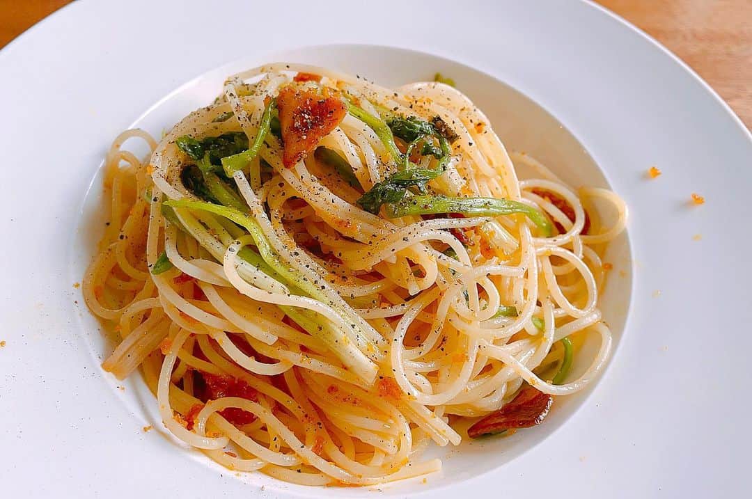 金子貴俊のインスタグラム：「セリとカラスミのペペロンチーノ 美味しくできました(^^)」
