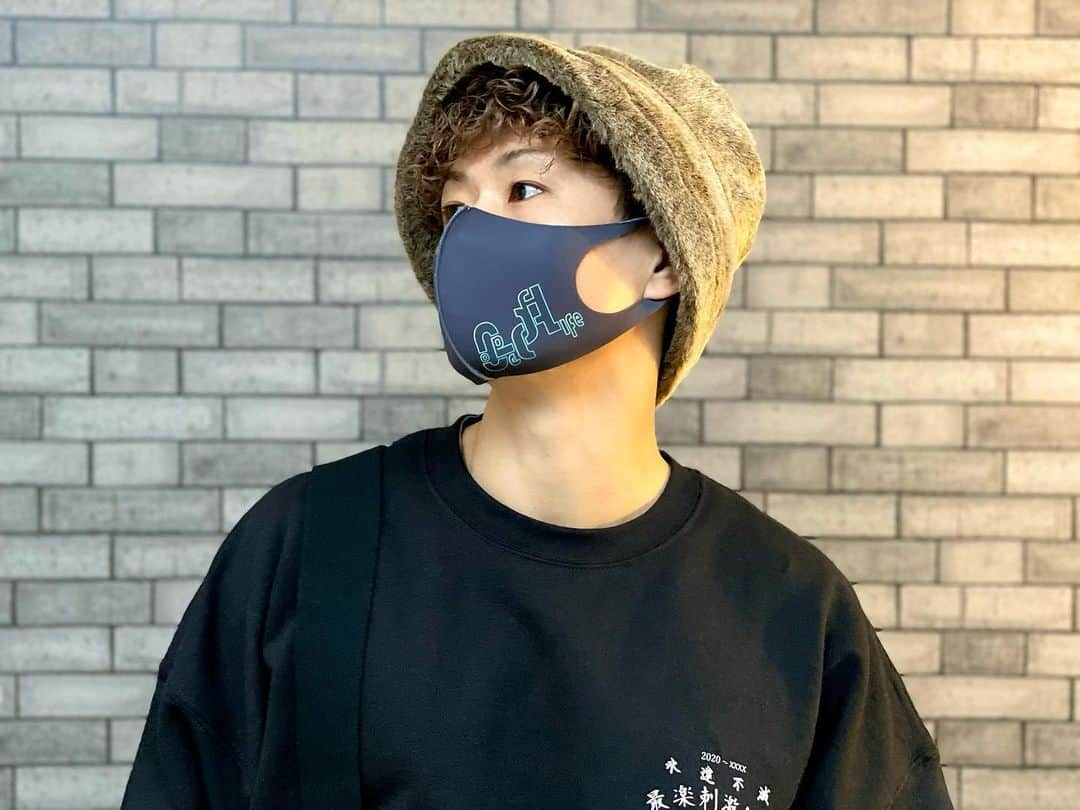 Achiのインスタグラム：「【Couple of Life】COOL MASK Design by Achi  自分がデザインしたマスクの販売を始めます😷✨  マスクによって息がしづらかったり、すぐにボロボロになってしまったり様々あると思いますが、色々なマスクを試した中で、このマスクはとても息がしやすいです！  しかも吸湿冷感でサラッとした生地感なので、すごく快適なつけ心地✨  デザインは、「Couple of Life」(自分にとってなくてはならないもの)の文字を幾何学的に組み合わせ、機械的な作業の流れや象形文字的なイメージと、水や空気の流れだったり、繋がりや連鎖、自然のそういった循環的なものをコンセプトに作りました。  品質は、有名テーマパークなどにも生地を提供している安心の「サイタマスク」さん！  まだまだこれからマスクが必需品となる状況が続くと思いますが、日頃のオシャレのお供にぜひ一枚お求めください✨  吸湿冷感/nano Ag+/制菌加工/キシリトール ¥1,000/1枚 カラー:ブラック×ブルー/グレー×ピンク サイズ:S/M/M小顔/L  配送は別途送料がかかります。  7枚まで一律180円(以降7枚ごとに+180円)  サイズ参考 S:12cm×14cm 子供向け M小顔:12.5cm×15.5cm 女性向け M: 13cm×16cm男女兼用(少しゆったりと付けたい方はMがいいかもしれません) L:13cm×17.5cm 男性向け(ゆったり付けられるので息苦しさなど気になる方はLをおすすめします)  モデル着用 1枚目〜4枚目　L着用 5枚目女性　M小顔着用  7枚目小学校6年生　S着用  購入方法 希望のカラー、サイズ、枚数 送り先の郵便番号、住所、お名前を DMで送ってください。  支払い方法 Paypayのみ。DMにて購入確定後、支払い方法についてご連絡させていただきます。  数に限りがありますので、ご要望にそえない場合がございます。ご了承ください。」