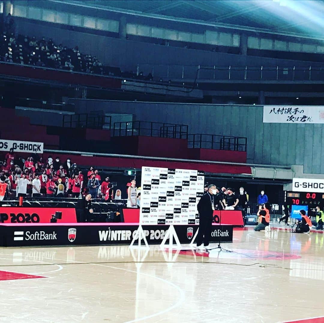 寺川綾さんのインスタグラム写真 - (寺川綾Instagram)「ソフトバンクウインターカップ2020🏀 今日は男子決勝でした💡 東山と仙台大明成の素晴らしすぎる闘いでした👏👏👏 両者譲らない攻防戦が繰り広げられ、最後の最後まで勝負が分からない手に汗握る決戦となりました。 結果、仙台大明成が3年ぶりの優勝🥇🏆 諦めないで闘いきる。 高校生の凄いパワーを感じました🏀 地上波生放送でお世話になりましたが、興奮しすぎてお聞き苦しくすみませんでした😭 あーそれにしても良い試合を観せていただき感謝です🙏 選手の皆さん、おめでとうございます🎊関係者の皆さん、お疲れ様でした👏 そして、ありがとうございました🏀 #ソフトバンクウインターカップ2020 #テレビ朝日 #男子決勝 #東山vs仙台大明成 #優勝は #仙台大明成⛹️‍♂️ #おめでとうございます㊗️」12月29日 16時12分 - terakawaaya_official