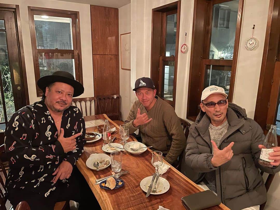 上江洌清作のインスタグラム：「いつぞやかの、3密談㊙️⤴︎  来年に向けてお楽しみに😘🤙🌴🔥♫  でーじイイネ‼︎ 🤙　  @samicrown_lens   @crazykenband_official   #crazykenband   #mightycrown   #mongol800   #キヨサク  #バルエンリケ」