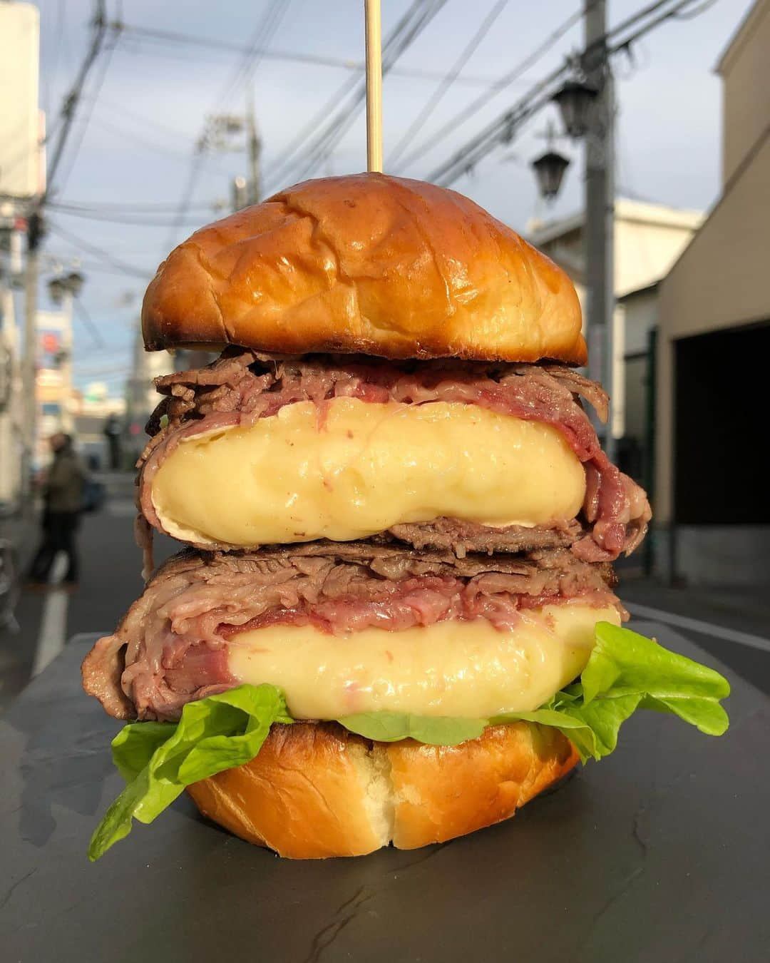 Coffee & Toast Tokyoさんのインスタグラム写真 - (Coffee & Toast TokyoInstagram)「チーズ肉巻きぱん！ 🥩🧀🥩🧀  今日は、にく(29日)の日ということで、牛肉でまかないパン！  濃厚なチーズをすき焼き用の牛肉で包んでみました。  肉の旨みとチーズの香りを堪能できるとびっきりのパンです😋😋😋  #トースト #トーストアレンジ #食パンアレンジ #田園都市線カフェ #田園都市線パン #食パン #世田谷カフェ #東京パン屋 #パンスタグラム  #吐司 #paingrillé #torrada #toast #toasttuesday #tostadas #東京カフェ  #三軒茶屋カフェ #カフェ  #三軒茶屋 #food #肉 #肉は正義 #牛肉 #ハンバーガー #hamburger #肉巻きチーズ #beef #チーズバーガー #cheeseburger」12月29日 16時13分 - coffeetoast2