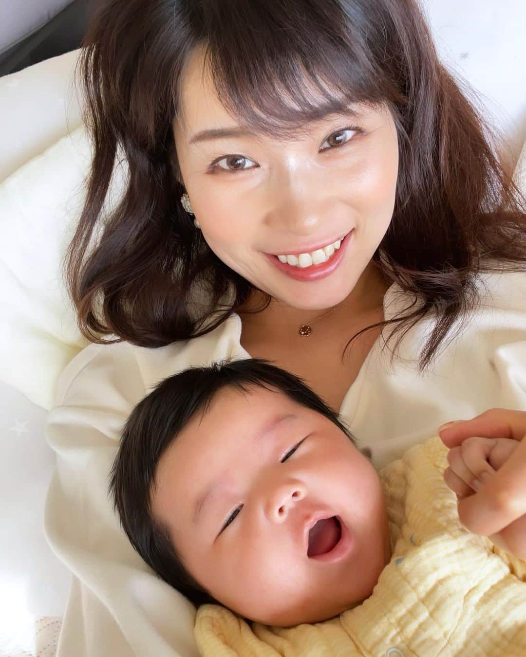 三佐和あやのインスタグラム：「年末さいこ〜✌️ みんなが家にいてくれてうれしい✨ 私も少しだけだけど 手が空いて ゆっくりできたよ😊 ランチ何食べたい？って言って 作ってもらったバジルパスタ美味しかった！！ ...のに、ピザまで頼んでしまった🍕🙈  ♡お風呂上がりにパパにお世話してもらう ぱくちゃん ♡お姉ちゃんに遊んでもらう ぱくちゃん  #ママ #月齢フォト #月齢ロゼット #スマイル育児 #育児日記 #ママリ #赤ちゃん #ヘビ #ベビフル #ベビー #ベビスタグラム #親バカ部 #親バカ #親バカ部ig_baby #令和2年ベビー   #コロナウイルスが早く終息しますよう」