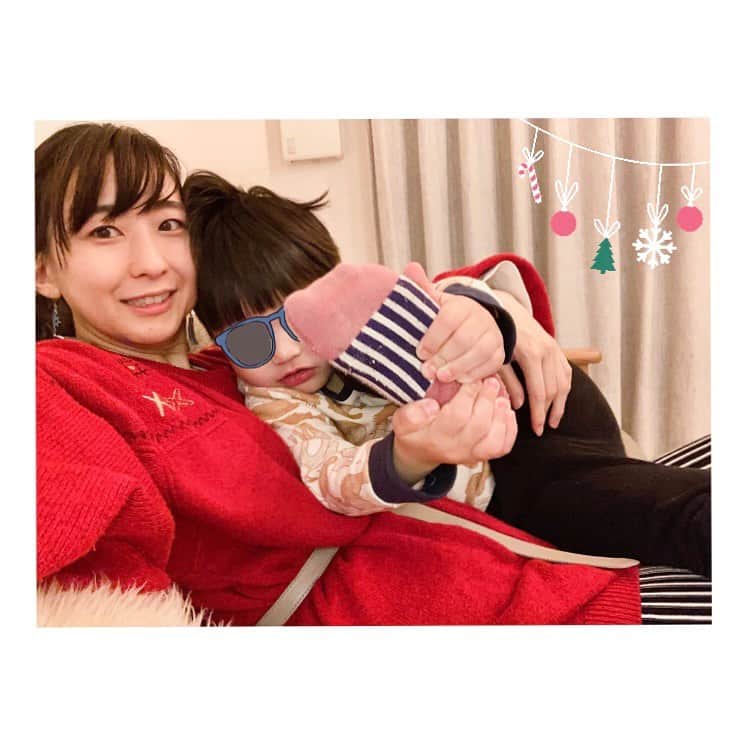 二見夕貴のインスタグラム：「. 🎄🎄🎄 . . 今年のXmasはお兄ちゃん家で ぱーちーに混ぜてもらいました😋 👩🏻👩🏻👦🏻👶🏻 ( お兄ちゃんまさかの残業で不在！笑 ) . 何かと膝の上に座りたがってきた甥っこ、 写真撮ろうとしたら足を写したがってこれ🤣 何枚撮ってもひたすら足。笑 あっという間に重たくなった4歳🥺 . . おねえちゃんが美味しいご馳走用意してくれた🥺💓 わたしの担当はドリンクとスイーツと 骨付きソーセージ(焼くだけ)😂 手伝う間もなくできてた😂あれ？笑 . グリューワインにぴったりの ポークが最高においしかった🤤 . . ドリンクはジンジャエールと 大好きなグリューワイン(ノンアルも)を作ったよ😋 好評でよかた✨また作ろっと♡ . スイーツは次の投稿に☺︎ . . . . ☽⋆゜ . "ゆうきと寝るー！"って言って 前日にサンタさんからもらった恐竜を 先にスタンバイさせてた甥っこ。 ママの膝でまったり中に寝落ちして 叶わなかったけど、可愛かった😂💕 . #xmasdinner #ilovenephew #family #happyxmas #glühwein #hotwine #homemadegingerale #クリスマスディナー #甥っこらぶ #家族 #はぴ #グリューワイン #自家製ジンジャエール」