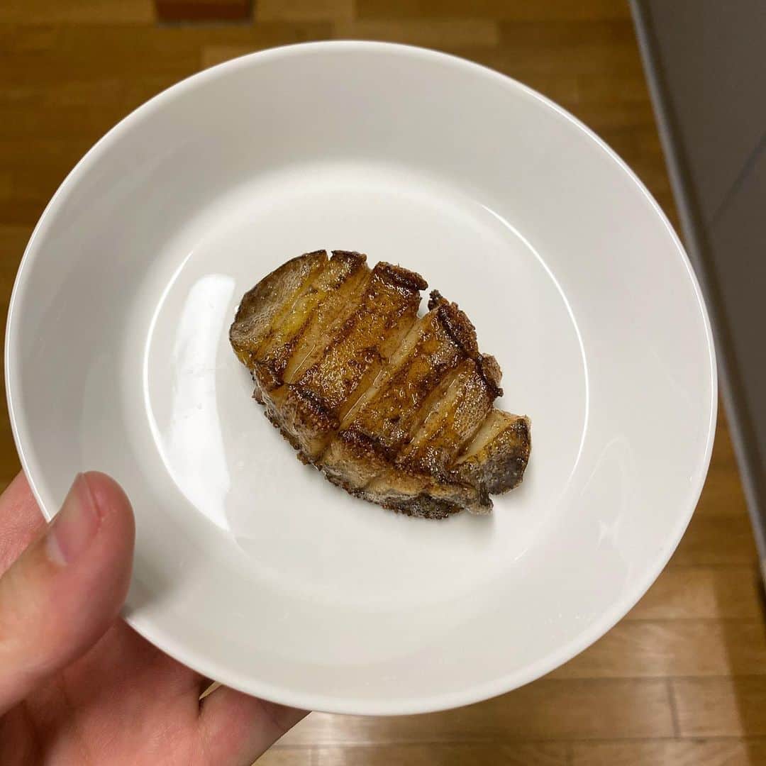 DINDINさんのインスタグラム写真 - (DINDINInstagram)「어제 장염 때문에 하루 종일 금식하면서 일어나자마자 먹어야지 하며 스테이크랑 잔뜩 주문을 했는데 죽을 먹으라는 청천벽력과도 같은 소리에 우울해질 찰나, 얼마 전 성시경 형님 피드에서 본 전복죽을 그대로 보면서 만들었다. 정말 혼자 만들어서 혼자 먹는데도 장염이 나아지는 것 같은 정성의 음식이다.  겉멋 데코 병이 있는 나는 형님이랑 조금 다르게 노른자를 살짝 위에 얹어서 까불어봤다 ㅎㅎ 굉장히 만족스럽다.  전복죽 Clear! ✅ Special thanks to @mayersung 👍🏻 #전복죽 #정성의요리 #딘딘 #성시경레시피 #JMT #사먹는거랑아예다르구나 #정성의맛 #내장의맛 #계속레시피올려주세요형님 #🙇🏻‍♂️」12月29日 16時36分 - dindinem