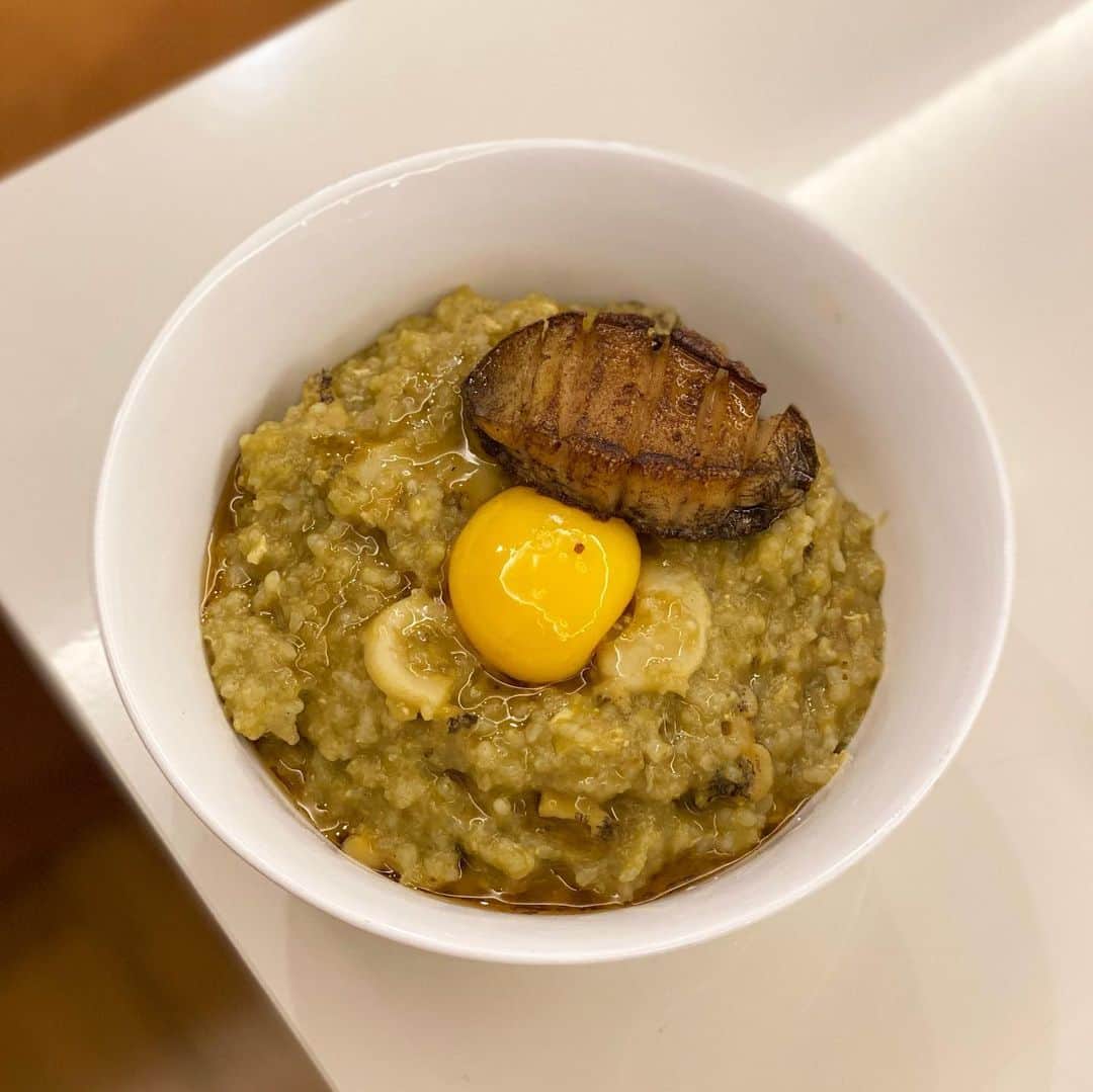 DINDINさんのインスタグラム写真 - (DINDINInstagram)「어제 장염 때문에 하루 종일 금식하면서 일어나자마자 먹어야지 하며 스테이크랑 잔뜩 주문을 했는데 죽을 먹으라는 청천벽력과도 같은 소리에 우울해질 찰나, 얼마 전 성시경 형님 피드에서 본 전복죽을 그대로 보면서 만들었다. 정말 혼자 만들어서 혼자 먹는데도 장염이 나아지는 것 같은 정성의 음식이다.  겉멋 데코 병이 있는 나는 형님이랑 조금 다르게 노른자를 살짝 위에 얹어서 까불어봤다 ㅎㅎ 굉장히 만족스럽다.  전복죽 Clear! ✅ Special thanks to @mayersung 👍🏻 #전복죽 #정성의요리 #딘딘 #성시경레시피 #JMT #사먹는거랑아예다르구나 #정성의맛 #내장의맛 #계속레시피올려주세요형님 #🙇🏻‍♂️」12月29日 16時36分 - dindinem