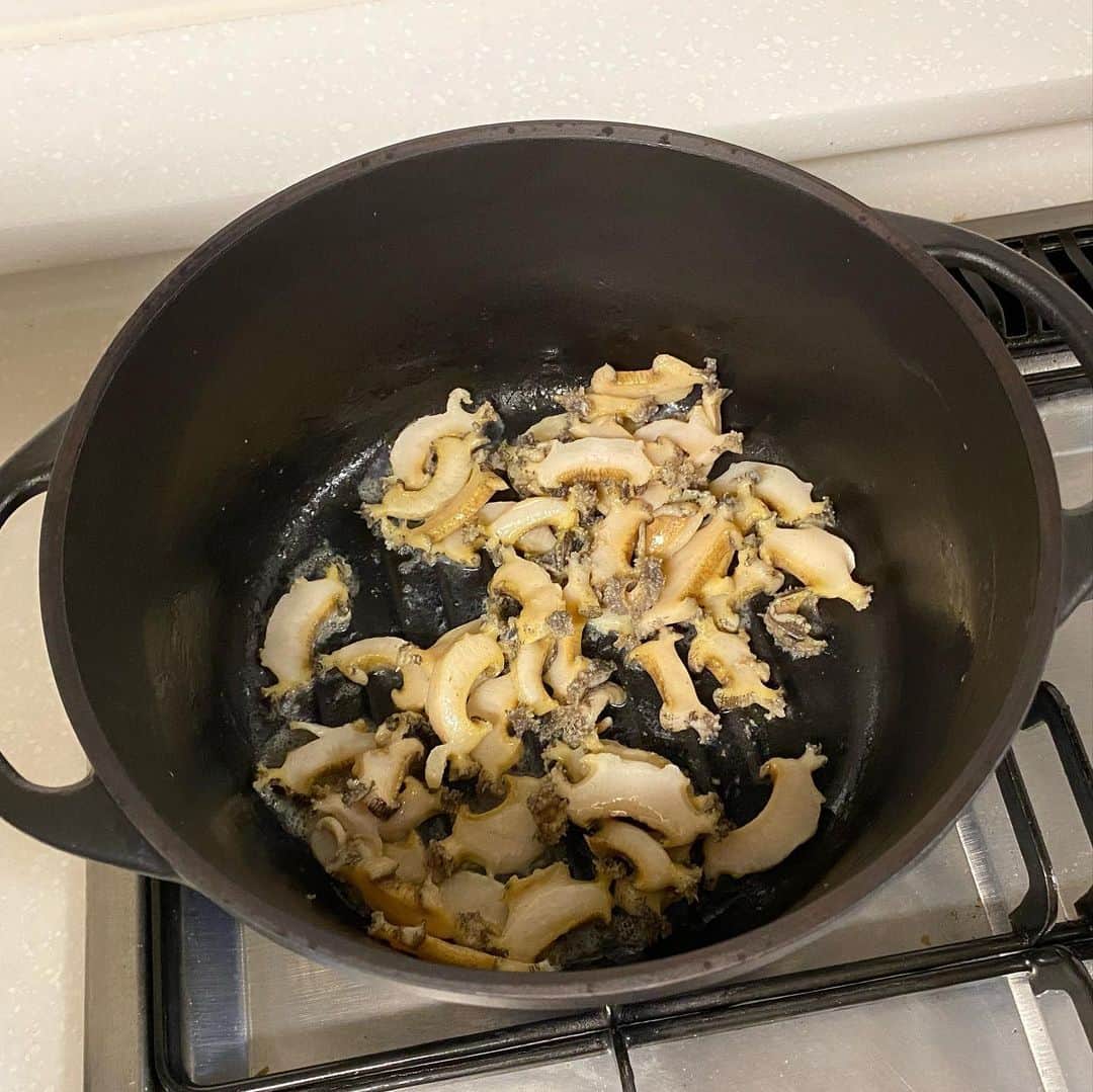DINDINさんのインスタグラム写真 - (DINDINInstagram)「어제 장염 때문에 하루 종일 금식하면서 일어나자마자 먹어야지 하며 스테이크랑 잔뜩 주문을 했는데 죽을 먹으라는 청천벽력과도 같은 소리에 우울해질 찰나, 얼마 전 성시경 형님 피드에서 본 전복죽을 그대로 보면서 만들었다. 정말 혼자 만들어서 혼자 먹는데도 장염이 나아지는 것 같은 정성의 음식이다.  겉멋 데코 병이 있는 나는 형님이랑 조금 다르게 노른자를 살짝 위에 얹어서 까불어봤다 ㅎㅎ 굉장히 만족스럽다.  전복죽 Clear! ✅ Special thanks to @mayersung 👍🏻 #전복죽 #정성의요리 #딘딘 #성시경레시피 #JMT #사먹는거랑아예다르구나 #정성의맛 #내장의맛 #계속레시피올려주세요형님 #🙇🏻‍♂️」12月29日 16時36分 - dindinem