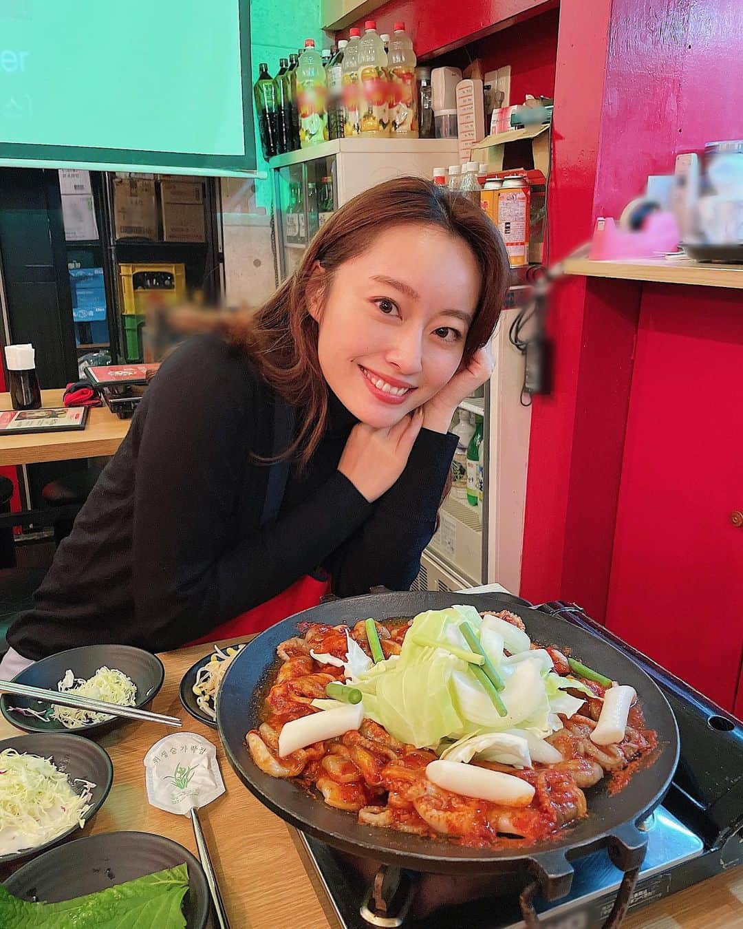 小祝麻里亜のインスタグラム：「年末は何をして過ごされますか？今日で仕事納めの方も多いですよね😊❣️  温かい格好して、美味しい食べ物食べて、ゆっくり休める人はゆっくりやすめますように✨  写真は好きなご飯屋さん。テイクアウトがあるから今度テイクアウトしてみたいなぁっと思ってます🙆‍♀  2枚目見てるだけでお腹が空きます…😂🐙🔥 #ホンスチュクミ」