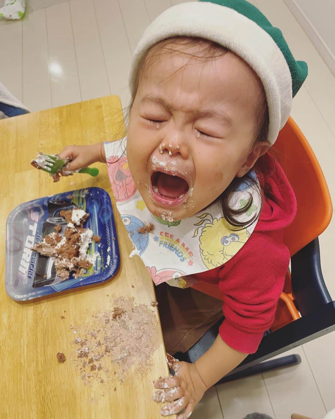関谷桃子さんのインスタグラム写真 - (関谷桃子Instagram)「ちなみに、東京のおうちでのクリスマスケーキは花が作ってくれたの❤️💚  あおは、テーブルにケーキ叩きつけて怒られて泣いてた。そんな2歳のクリスマスな思い出。🎄  #2歳クリスマス　#4歳クリスマス　#手作りケーキ　#ねぇさんの手作りケーキ　#子育て中　#一姫二太郎　#泣き虫」12月29日 16時28分 - momomo_s_