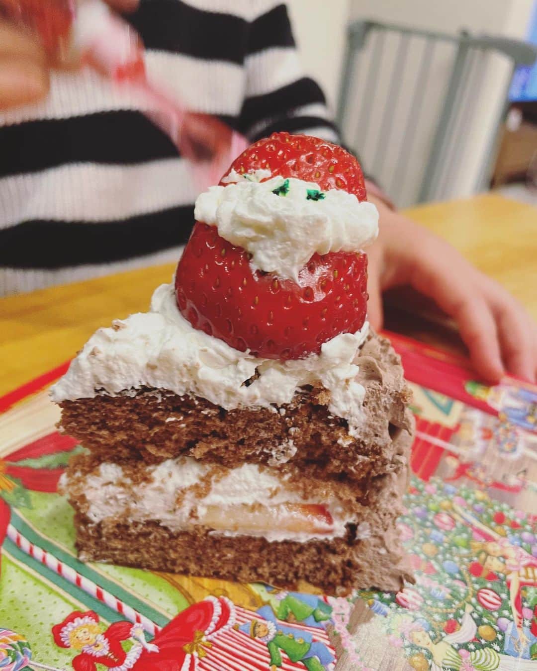 関谷桃子さんのインスタグラム写真 - (関谷桃子Instagram)「ちなみに、東京のおうちでのクリスマスケーキは花が作ってくれたの❤️💚  あおは、テーブルにケーキ叩きつけて怒られて泣いてた。そんな2歳のクリスマスな思い出。🎄  #2歳クリスマス　#4歳クリスマス　#手作りケーキ　#ねぇさんの手作りケーキ　#子育て中　#一姫二太郎　#泣き虫」12月29日 16時28分 - momomo_s_