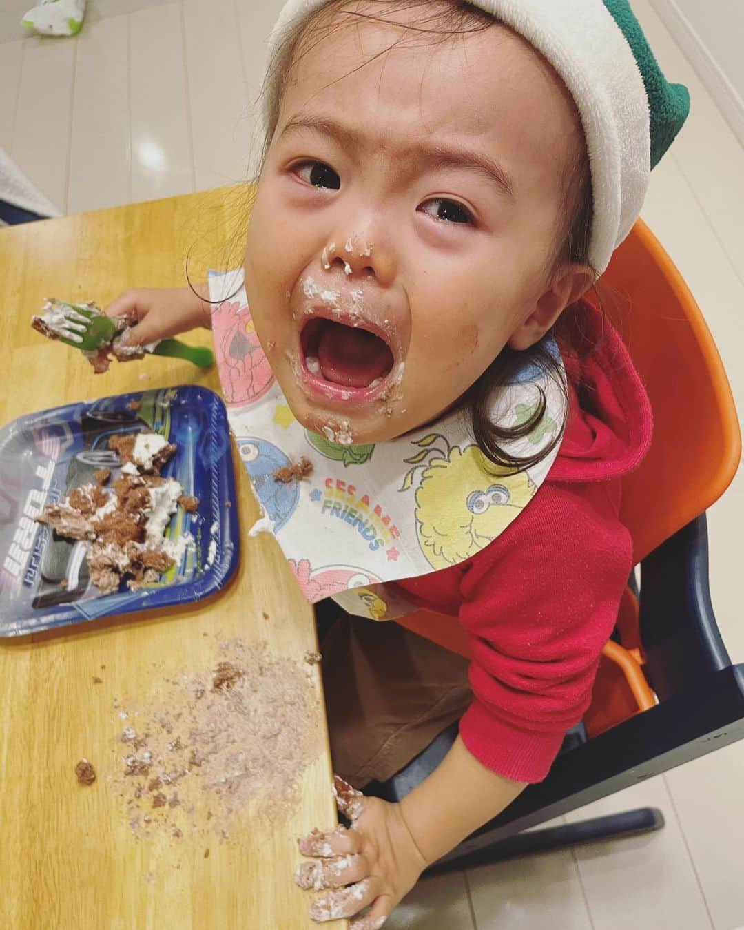 関谷桃子さんのインスタグラム写真 - (関谷桃子Instagram)「ちなみに、東京のおうちでのクリスマスケーキは花が作ってくれたの❤️💚  あおは、テーブルにケーキ叩きつけて怒られて泣いてた。そんな2歳のクリスマスな思い出。🎄  #2歳クリスマス　#4歳クリスマス　#手作りケーキ　#ねぇさんの手作りケーキ　#子育て中　#一姫二太郎　#泣き虫」12月29日 16時28分 - momomo_s_
