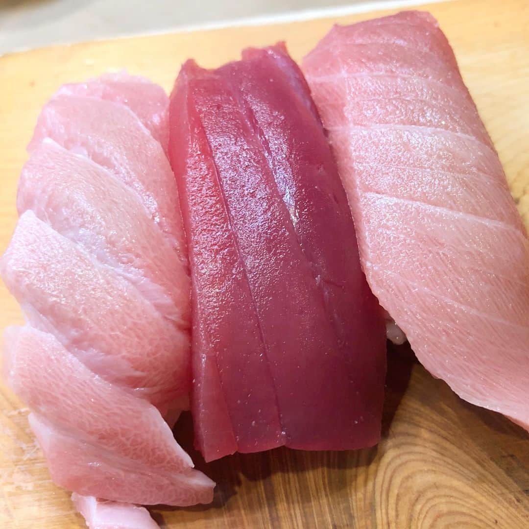 JOJO（ものまね）さんのインスタグラム写真 - (JOJO（ものまね）Instagram)「今年も美味しいお寿司を ありがとうございました( *´꒳`*)✨ . 大将🍣来年もどうかお元気で💓 . #jujuのそっくりさんjojo #寿司 #寿司大好き #寿司🍣 #寿司好き #寿司屋 #寿司好きな人と繋がりたい #寿司スタグラム #寿司ネタ #寿司食べたい #鮨 #鮨スタグラム #鮨好き #鮨好きな人と繋がりたい 🍣✨#寿司職人 #寿司めいじん #寿司ネタ #寿司部 🍣✨#大将 #長生きしてね ♬#グルメ #グルメ好きな人と繋がりたい #グルメスタグラム #グルメ女子 #グルメな人と繋がりたい #グルメ巡り #グルメ旅 #グルメ好き #グルメ好きと繋がりたい #東京グルメ #東京グルメ部 ❤」12月29日 16時32分 - jojo_monomane