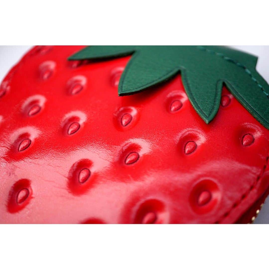 BASE（ベイス）さんのインスタグラム写真 - (BASE（ベイス）Instagram)「ヘタ付きいちごなキーケース ／ EARL'S FAVOURITE（@earlsfavourite）  🍓本物のいちごそっくりな……キーケース！🍓  ＜EARL'S FAVOURITE＞はありそうでなかった フルーツを中心とした革小物をつくっています。  内側は大人可愛いサーモンピンクの革張り。 外側はツブツブやツヤ感が実物のいちごのような キーケースになっています。  しっかりとしたつくりで、大事な鍵を守ってくれます😉🗝  #baseec #baseecで販売中﻿ #レザー #レザー作品﻿ #革小物﻿ #キーケース #レザーケース #レザーポーチ #ハンドメイド作品 #ギフト #革 #レザークラフト #暮らしの雑貨 #暮らし」12月29日 16時32分 - baseec
