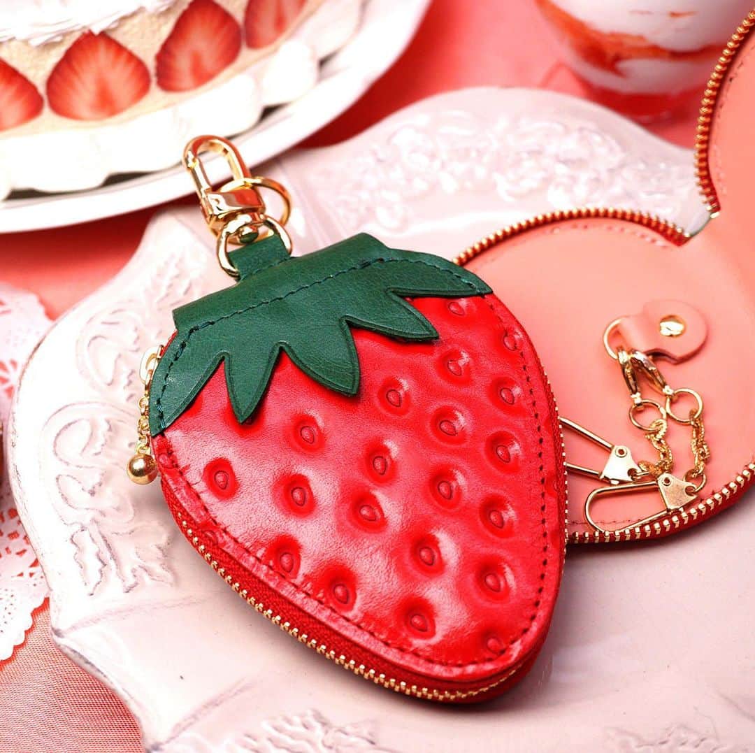 BASE（ベイス）さんのインスタグラム写真 - (BASE（ベイス）Instagram)「ヘタ付きいちごなキーケース ／ EARL'S FAVOURITE（@earlsfavourite）  🍓本物のいちごそっくりな……キーケース！🍓  ＜EARL'S FAVOURITE＞はありそうでなかった フルーツを中心とした革小物をつくっています。  内側は大人可愛いサーモンピンクの革張り。 外側はツブツブやツヤ感が実物のいちごのような キーケースになっています。  しっかりとしたつくりで、大事な鍵を守ってくれます😉🗝  #baseec #baseecで販売中﻿ #レザー #レザー作品﻿ #革小物﻿ #キーケース #レザーケース #レザーポーチ #ハンドメイド作品 #ギフト #革 #レザークラフト #暮らしの雑貨 #暮らし」12月29日 16時32分 - baseec