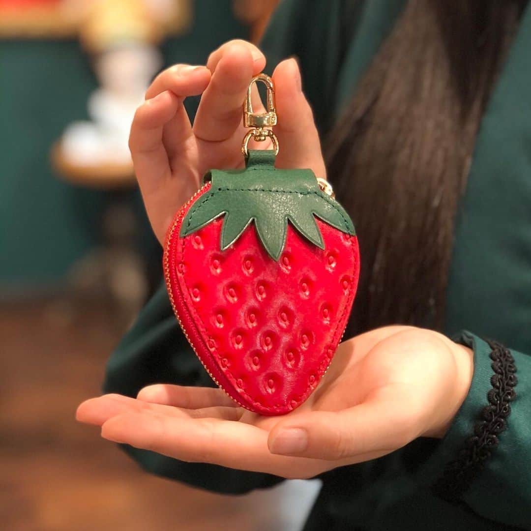 BASE（ベイス）さんのインスタグラム写真 - (BASE（ベイス）Instagram)「ヘタ付きいちごなキーケース ／ EARL'S FAVOURITE（@earlsfavourite）  🍓本物のいちごそっくりな……キーケース！🍓  ＜EARL'S FAVOURITE＞はありそうでなかった フルーツを中心とした革小物をつくっています。  内側は大人可愛いサーモンピンクの革張り。 外側はツブツブやツヤ感が実物のいちごのような キーケースになっています。  しっかりとしたつくりで、大事な鍵を守ってくれます😉🗝  #baseec #baseecで販売中﻿ #レザー #レザー作品﻿ #革小物﻿ #キーケース #レザーケース #レザーポーチ #ハンドメイド作品 #ギフト #革 #レザークラフト #暮らしの雑貨 #暮らし」12月29日 16時32分 - baseec