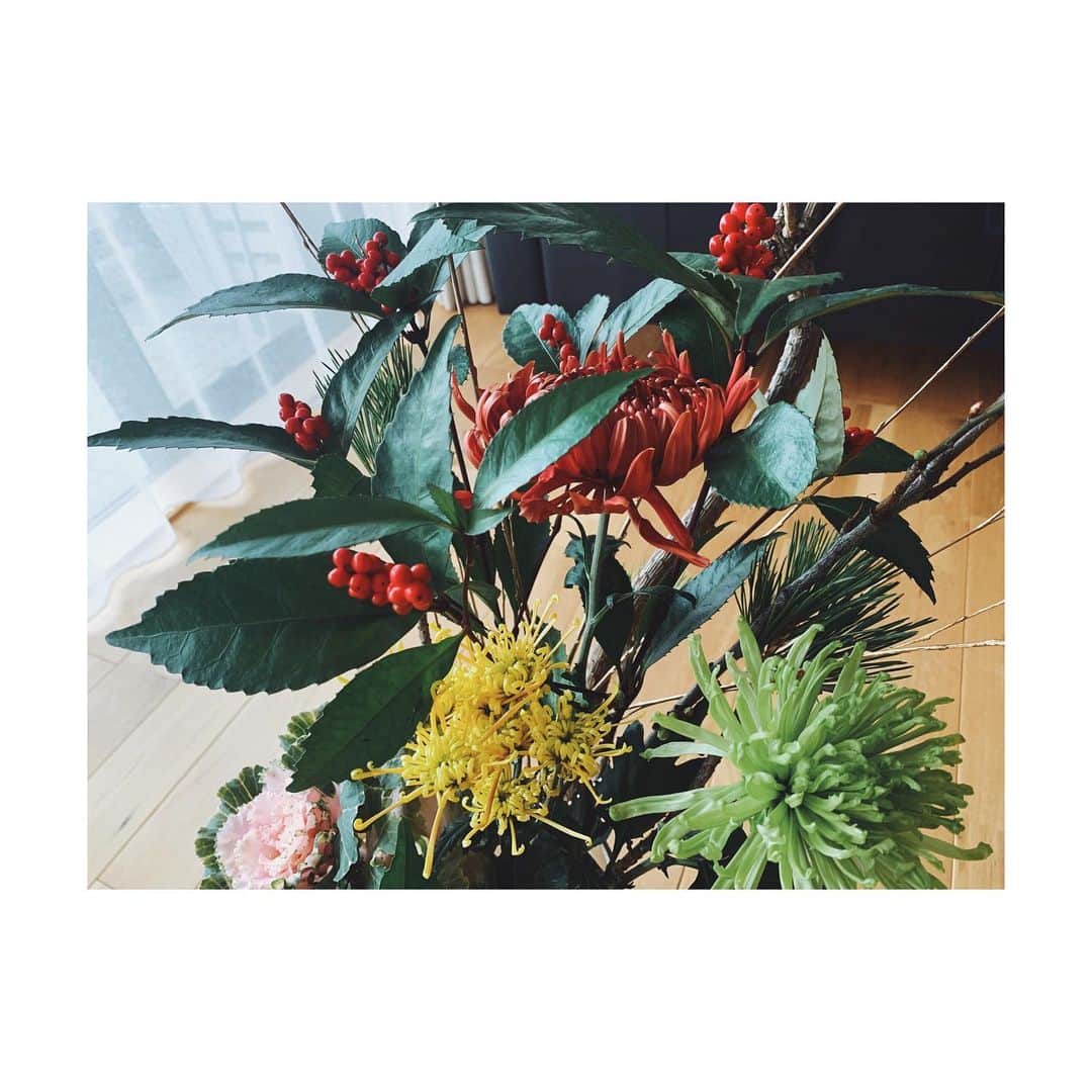 菊地舞美さんのインスタグラム写真 - (菊地舞美Instagram)「🌹 ______________________________  スタッフからの贈り物の次は 我が家のお正月用のお花を作ってもらいに @florico_ さんへ伺ったら、バラのお花のプレゼント🌹  なんと粋な @keiji_0129 けいじさん🧡 ちょっとくすみピンクのヴィンテージローズが好きなので、年末年始毎日眺められることがとっても幸せ🥺  このコロナが無ければ、こんなに色んなことを一緒にできなかったfloricoさん。  来年はもっと楽しいことを企画しましょうねー✨✨  お正月用のお花は、大ぶりのものが多めで🤲  わたしの性格を知っているけいじさんチョイスはいつでも好みドンピシャで助かっています💐  来年もよろしくお願いします🐒💕  ______________________________ #花のある暮らし #バラのプレゼント #いついただいても嬉しい薔薇の花束 #女性の象徴ですよね #長持ちするように #話しかけます」12月29日 16時32分 - maimi_kikuchi_reborn