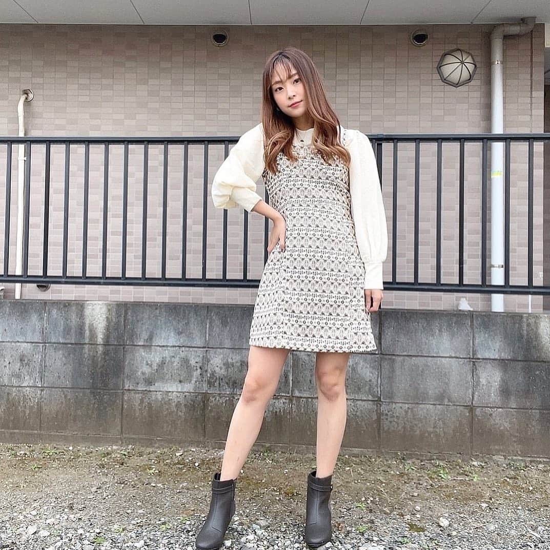 のインスタグラム：「@acurez_official のショートブーツ☃️﻿ 長時間歩いても疲れないし、スニーカー履いてるみたいな履き心地👟﻿ ﻿ Lara SHIONの新アイテムのワンピと合わせたコーデ🤍﻿ ﻿ ﻿ #acurez﻿ #acurez_official﻿ #アキュアーズ﻿ #アシックス商事﻿」