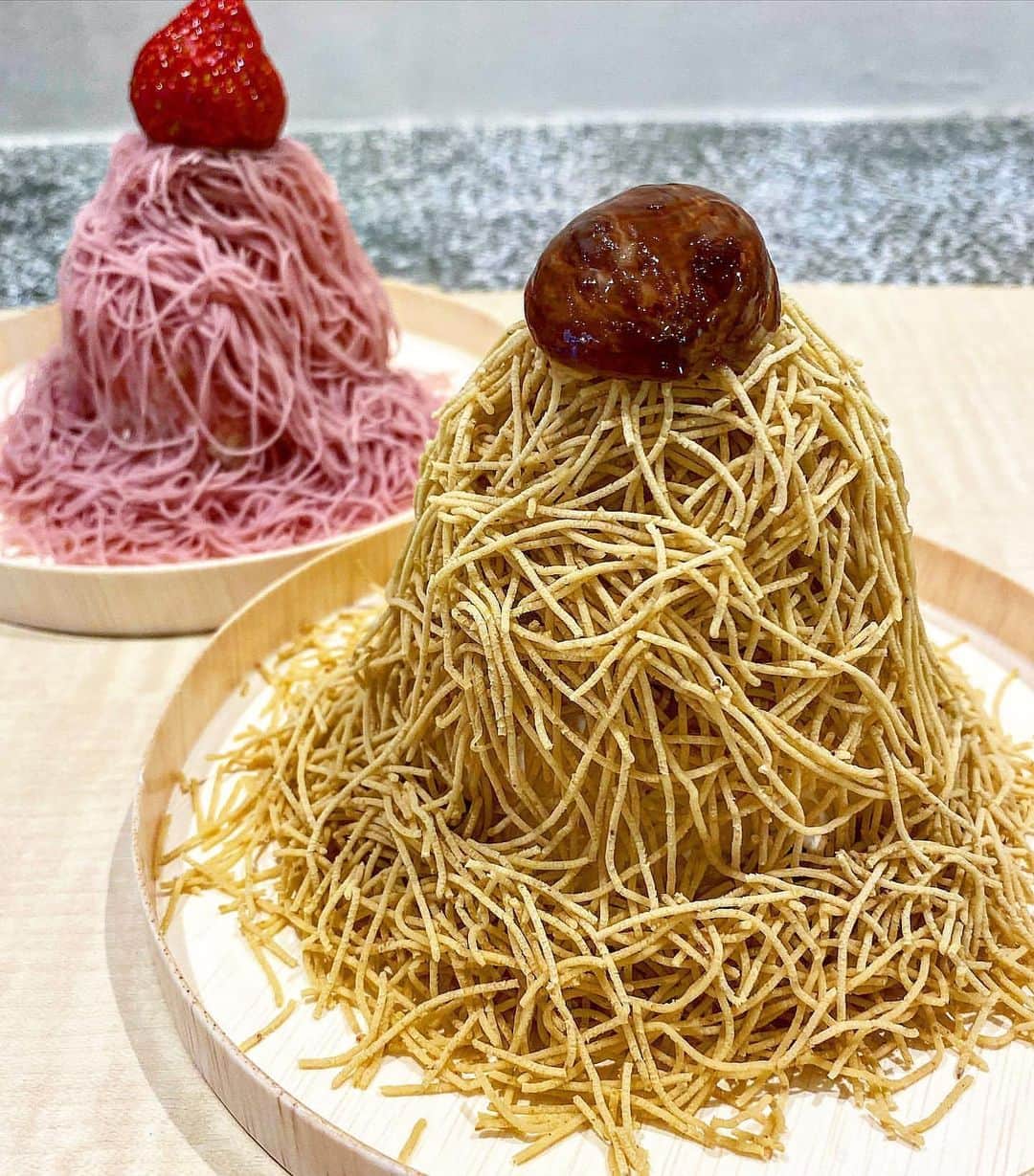 RETRIP<リトリップ>グルメのインスタグラム：「【RETRIP×福岡】 こちらは福岡・大宰府にある「かぐのこのみ」です。新しくオープンしたこちらのお店では、熊本県産の和栗を使用しており、栗100％の贅沢なモンブランをいただくことができます💕あまおう苺のモンブランも期間限定でいただけるので是非チェックしてみてくださいね🍓 . RETRIPでは「おでかけ」に関する様々な情報を発信しています。ぜひ他のアカウントもチェックしてください！ . @retrip_nagoya_ 名古屋の話題のカフェを紹介 @retrip_osaka_ 大阪のおでかけグルメスポットを紹介 @retrip_kyoto_ 京都のおでかけスポットを紹介 @retrip_fukuoka_ 福岡のおでかけグルメスポットを紹介 @retrip_hokkaido_ 北海道のおでかけスポットを紹介 @retrip_korea_ 韓国の話題のカフェを紹介 @retrip_news 最新のおでかけ情報を紹介 @retrip_nippon 日本の絶景を紹介 @retrip_global 海外の絶景を紹介 @retrip_gourmet 全国の話題のスイーツを紹介 @retrip_dinner 全国の話題のごはんを紹介 @retrip_cafe 全国のおしゃれなカフェを紹介 . ▼RETRIP[リトリップ]のアプリは AppStore、GooglePlay「リトリップ」で検索！ プロフィールのURLからもダウンロードできます。 . photo by  @code1_993 . . #retrip #retrip_ui #かぐのこのみ #金糸モンブラン #大宰府天満宮 #大宰府 #大宰府カフェ #大宰府グルメ #福岡グルメ #福岡カフェ #モンブラン #カフェ好きな人と繋がりたい #スイーツ好き #スイーツ好きな人と繋がりたい #スイーツ好きな人とつながりたい #グルメ好きな人と繋がりたい #グルメ好き #グルメ好きと繋がりたい #スイーツ部 #カフェ部」