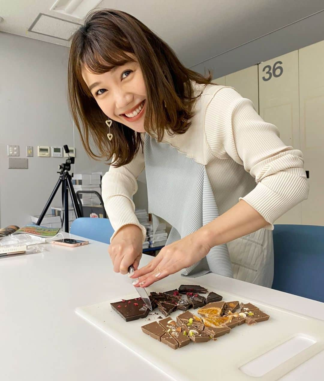 黒田りささんのインスタグラム写真 - (黒田りさInstagram)「🍫 . ライターとモデルをさせて貰っている シティ情報ふくおかさんのお仕事で 2020年のお仕事納めでした♡♡ . 来年のイベント告知の撮影で 美味しいチョコレートを頂きました♩ こちらもまたお知らせします😽♡ . 今年も一年お世話になりました♡ いつも通りではない毎日。 大変な事もたくさんありましたが ゆっくり立ち止まって考えるタイミングを与えられ 自分のこころの中に意識を向けた大事な時間 人との出逢いや、繋がりをより実感した年になりました☺︎ . 関わってくださった全ての皆さまに、 こころから感謝の気持ちでいっぱいです！ ありがとうございました♡ . #ありがとう2020」12月29日 16時42分 - kurorisa_14