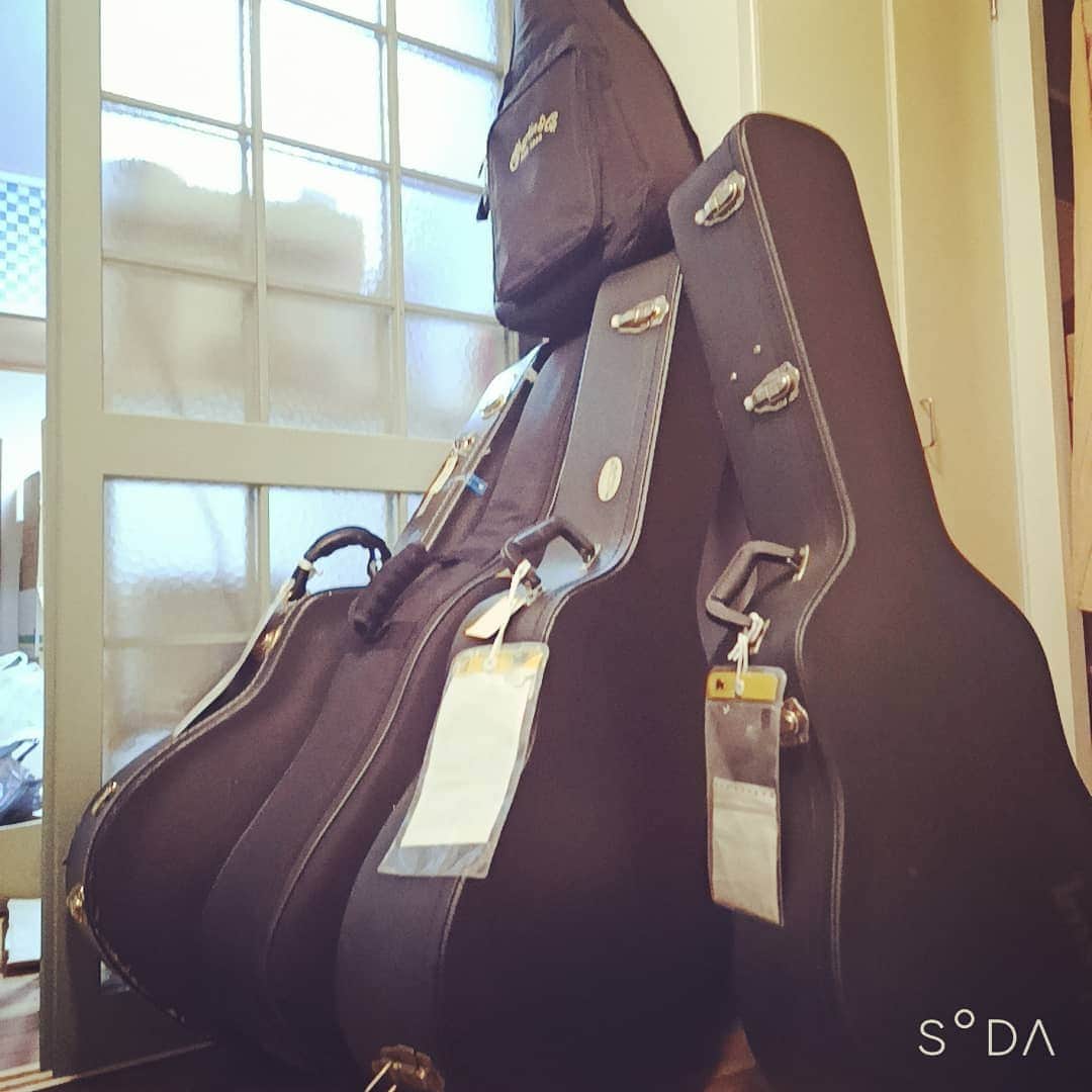松本隆博のインスタグラム：「。 年末の大掃除…今頃(~0~)。 ギターが5本出てきた。。  今全国に何台あるのか詳しく は知らないが😅、、恐らく 15台くらいにはなると思う。 …皆さん素敵な年末を～  ～人生遊歩道～」