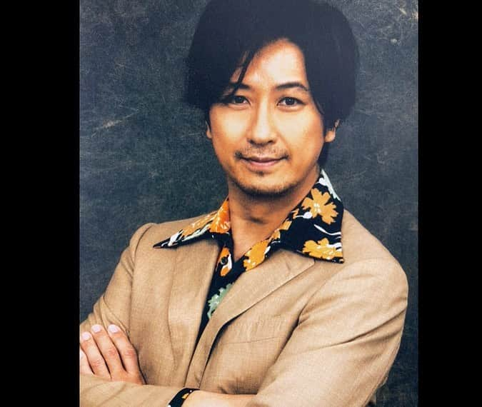 笠井信輔さんのインスタグラム写真 - (笠井信輔Instagram)「2020年の最後に深い感動を得る舞台と出会いました  PARCO劇場で上演中の 「チョコレートドーナツ」   まじめな検察官（谷原章介さん）と ショーパブで歌うドラッグクイーン（東山紀之さん）のゲイカップルが 母親に捨てられたダウン症の少年を自分たちの子どもとして育てようとする姿を描いた、実話を元にしたヒューマンストーリーです   演出は宮本亜門さん   常に差別を受けながらも自分らしく正直に生きようとする東山さんの痛々しいまでの熱演が心に刺さりました   そして立場上ゲイと言うことを隠しながらこれ以上のない優しさで周りの人と接しようとする谷原さんの深い愛情に強く心を動かされました   特に2幕目は法廷劇になっていくのですが、東山さんと谷原さんのそれぞれの法廷での感情の発露に もう涙なしには見られないシーンが続くのです  二人が育てるダウン症の少年を演じているのは オーディションで選ばれた 本当にダウン症のある青年の 高橋永（はるか）さんと 丹下開登（かいと）さん（Wキャスト）です   私はかねてから 「世界ダウン症Day」のお手伝いをしていて、 イベントの司会などで ダウン症の皆さんやご家族と交流を持っています  今回出演しているかいとくんとお母さんは 私の知り合いなのです （プチ自慢^_^）   かいとくんのおかあさんは、 毎回緊張で、地に足がつかない感じになるそうです  オーディションに受かった時は周りの人も大騒ぎでした  パルコ劇場だなんて！すごいことになったなー！って  で、かいとくんの回を拝見しましたが、 観て本当に良かったと思いました  母親に見捨てられて辛い思いの中、ゲイの2人に希望を見いだす少年を素直に率直に演じていました  これまでもダウン症のイベントで司会をしていて、皆さんの才能に驚くことばかりなのですが、今回も唸らされました  劇場ロビーでは、かいとくんの友人のダウン症の仲間たちとも再会できました みんなとてもうれしそうでした  そうですよね、友達があんなに頑張っている姿を観たんですから   みんなで集合写真を撮って思い出にしました   この舞台はコロナの感染者が出てしまい 初日の12月7日から19日まで公演が中止となり、 今月20日になってやっと開幕したのですが、 上演できて本当に良かった！！！   年が明けたら 上田市・仙台市・大阪市・東海市で上演予定です   そちらの地域の方楽しみに待っていてくださいね  東山さんの2曲の独唱ナンバーにやられてしまいますよ  あんな風に歌われてしまったら心震えない人はいないと思います  私はもともと20日以降にチケットを取っていたので何とか観ることができましたが、 観られなかった方もたくさんいらっしゃるはず　  これほど素晴らしい舞台ですから 何とか早い形で再演が決まるといいなぁと願っています   原作は2012年のアメリカ映画 舞台を見に行けない方はぜひこちらを見てみてください いいですよ」12月29日 16時47分 - shinsuke.kasai