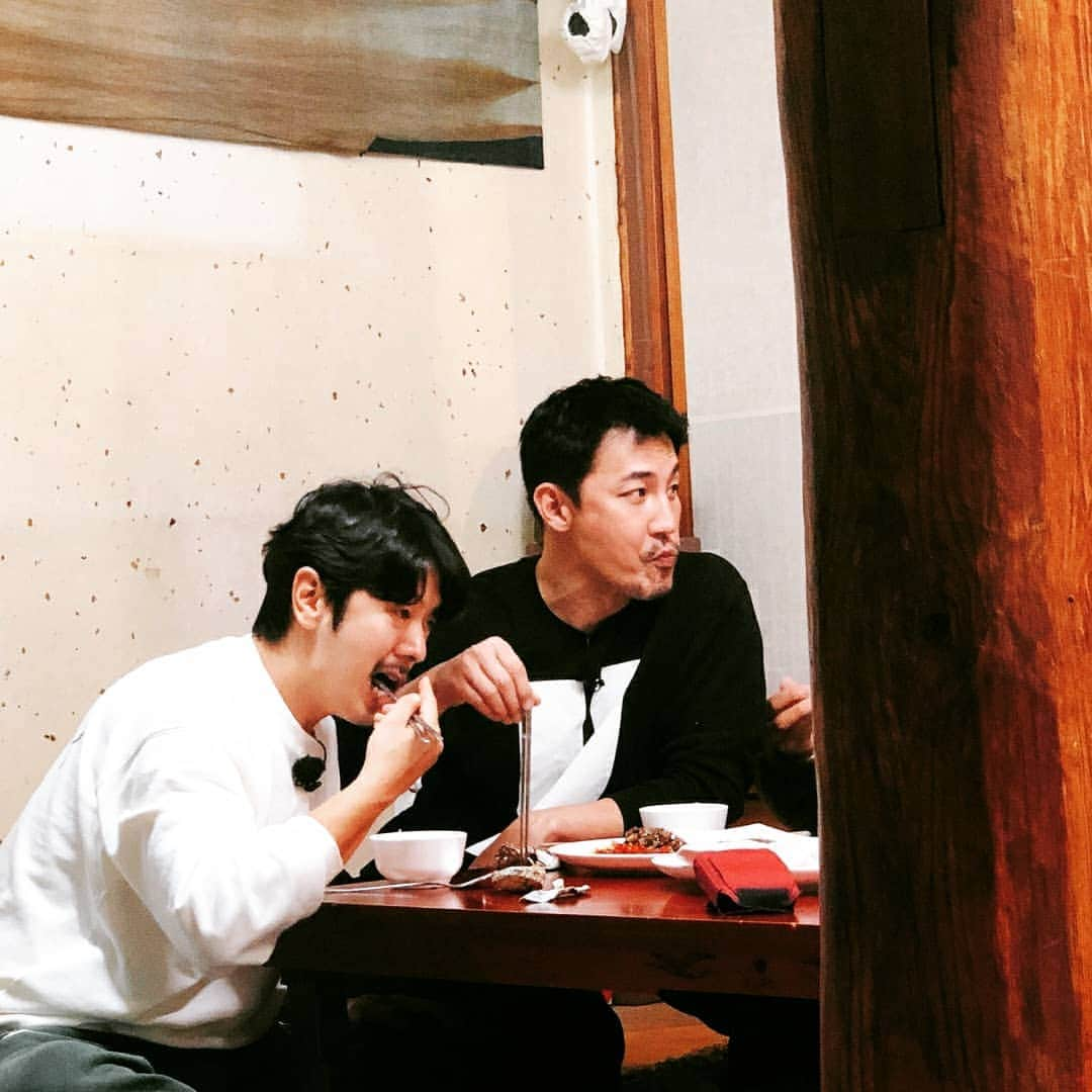 ハン・ジョンスさんのインスタグラム写真 - (ハン・ジョンスInstagram)「오늘밤 불타는 청춘도 많이 봐주세요.^^ #화요일 #예능 #불타는청춘」12月29日 16時50分 - hanjungsoo