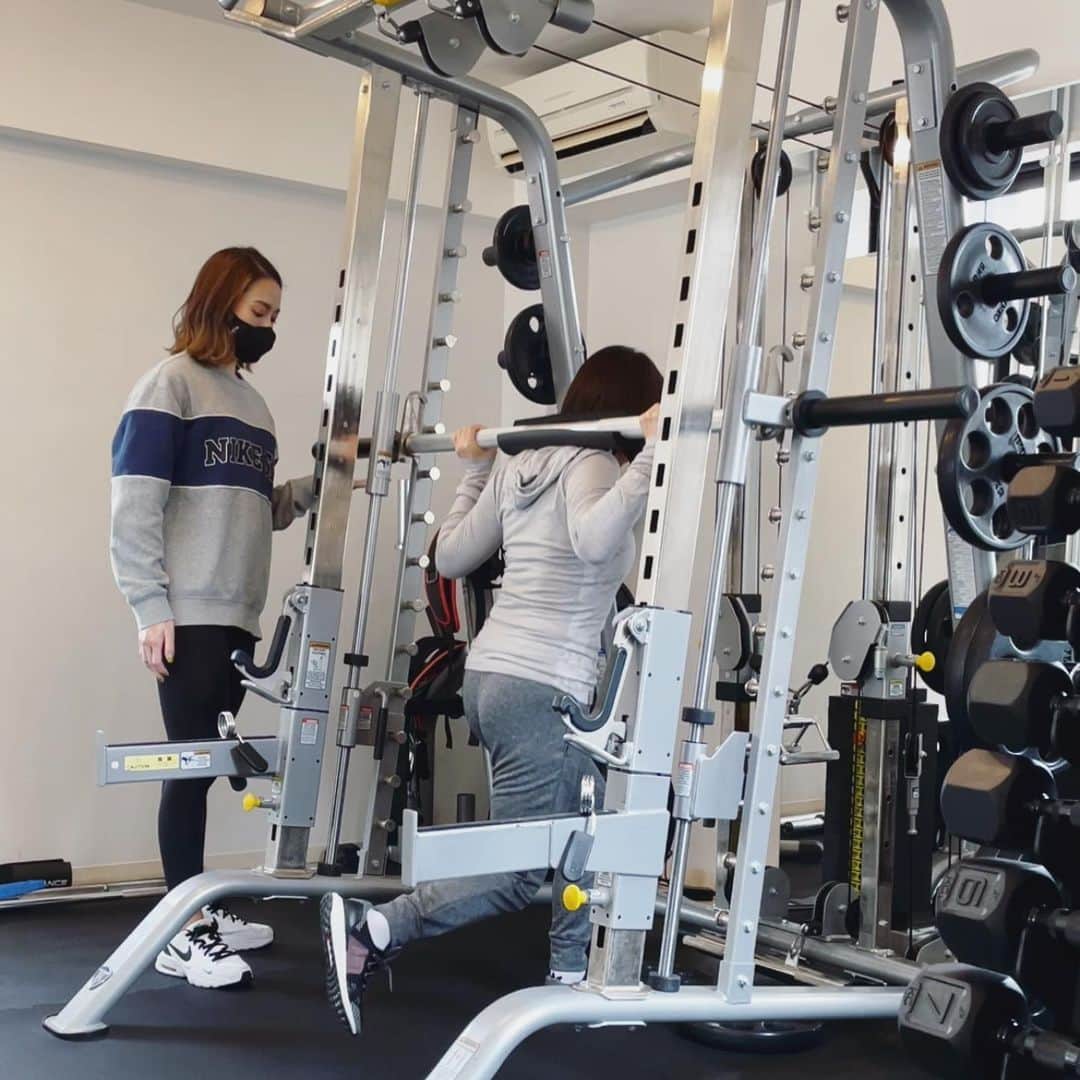 川戸沙羅のインスタグラム：「今年も @styleshown_gym に通って下さったメンバー様、ありがとうございました🙏🏽✨  来年も宜しくお願い致します🐄  今日で仕事納め💪🏾 夜の部もがんばりましょーっ🔥  #赤坂パーソナルトレーニング  #パーソナルトレーニング  #女性パーソナルトレーナー  #筋トレ #筋トレ女子  #筋トレダイエット  #美尻トレーニング #美脚トレーニング」