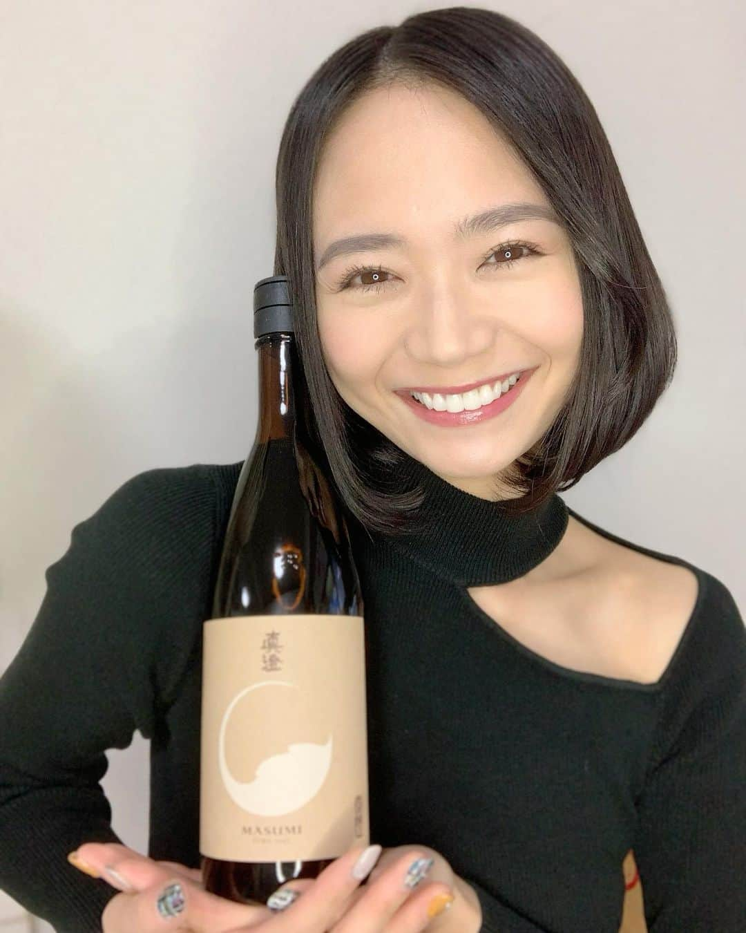 緑川静香さんのインスタグラム写真 - (緑川静香Instagram)「【しーたん日本酒録】﻿ ﻿ 宮坂醸造@長野﻿ 真澄 茅色 KAYA﻿ ﻿ 信州米70%精米の旨味たっぷり純米酒。﻿ ﻿ 年の瀬ですね〜今年はどうでしたか〜なんていって鍋をつつきながらぬる燗にして飲みたいねぇ。﻿ ﻿ #しーたん日本酒録 #唎酒師 #日本酒 #日本酒女子 #宮坂醸造 #真澄 #長野 #sake #japanesesake #sakestagram #sakebottle #일본술 ﻿ #7号酵母発祥の地真澄さま﻿ #お米の旨味甘みをゆっくりしっかり感じられる﻿ #燗にした時の旨味の広がり具合たまらん﻿ #ぜひぬる燗して飲んでほしい﻿ #ラベルも素敵﻿ #KAYAとは収穫の秋に黄金色の田んぼが広がる風景をイメージして名付けられたそうな﻿ #オシャレですわ﻿ #こちらもYouTube撮ったのでお楽しみに❤️」12月29日 17時10分 - midorikawa_shizuka