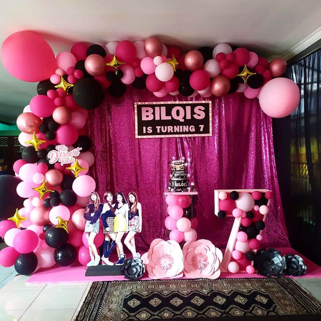 アユ・ティンティンさんのインスタグラム写真 - (アユ・ティンティンInstagram)「Special Decoration for Bilqis's 7th Birthday Party at home. Ulang tahun Bilqis kali ini, Aku percayakan ke @thedesserttable.id , komplit semua ada. Dari Balon, Backdrop, Welcome gate, kursi anak. Dekor dirumah aja, Bisa custom theme sesuai yang kita inginkan, hasil bagus banget, warna sesuai banget, sebelum dekor ada acc design dulu, hasil sesuai dengan design.  Yang terpenting Harga oke bangett Murce , recommend banget sih @thedesserttable.id kalian wajib pakai」12月29日 17時05分 - ayutingting92