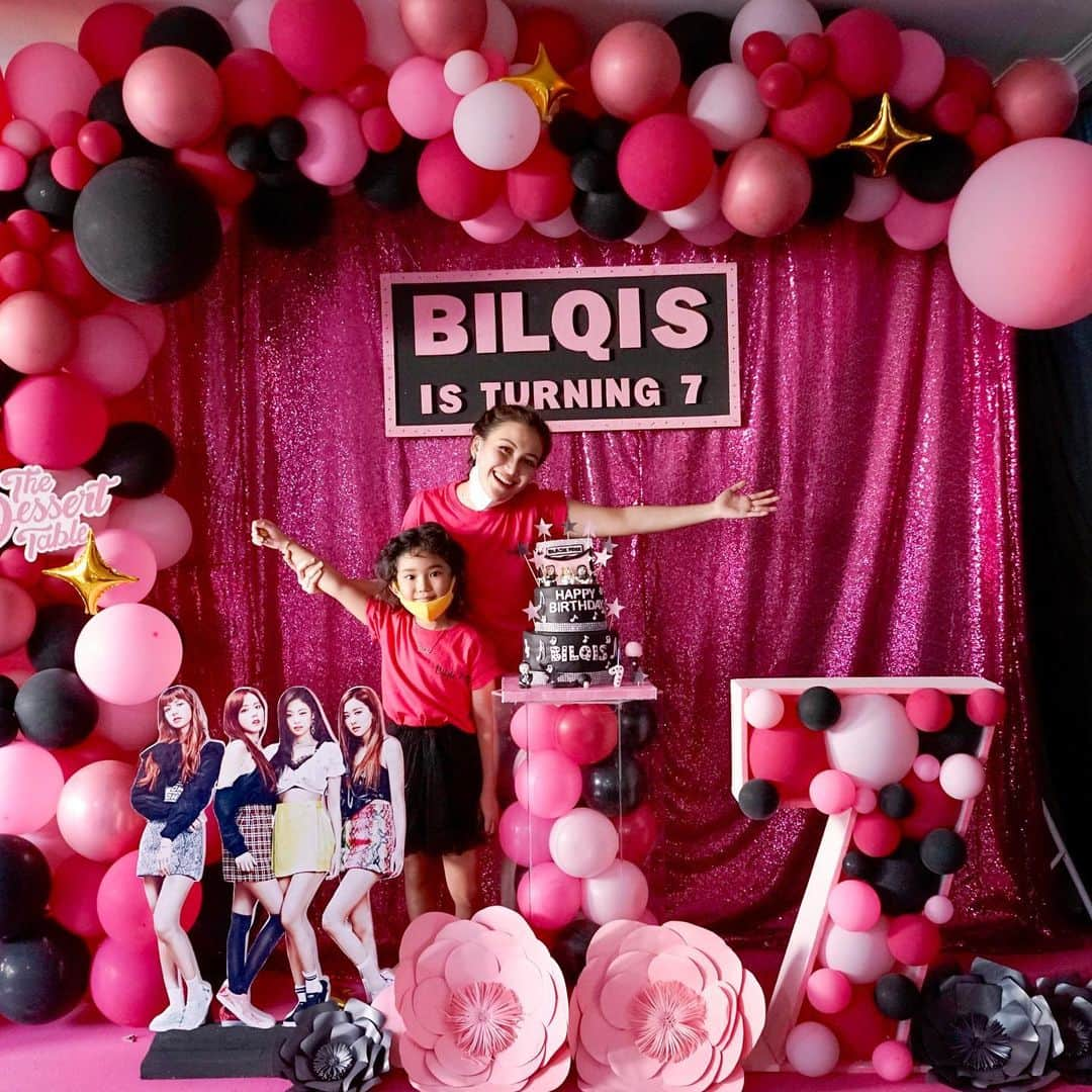 アユ・ティンティンさんのインスタグラム写真 - (アユ・ティンティンInstagram)「Special Decoration for Bilqis's 7th Birthday Party at home. Ulang tahun Bilqis kali ini, Aku percayakan ke @thedesserttable.id , komplit semua ada. Dari Balon, Backdrop, Welcome gate, kursi anak. Dekor dirumah aja, Bisa custom theme sesuai yang kita inginkan, hasil bagus banget, warna sesuai banget, sebelum dekor ada acc design dulu, hasil sesuai dengan design.  Yang terpenting Harga oke bangett Murce , recommend banget sih @thedesserttable.id kalian wajib pakai」12月29日 17時05分 - ayutingting92