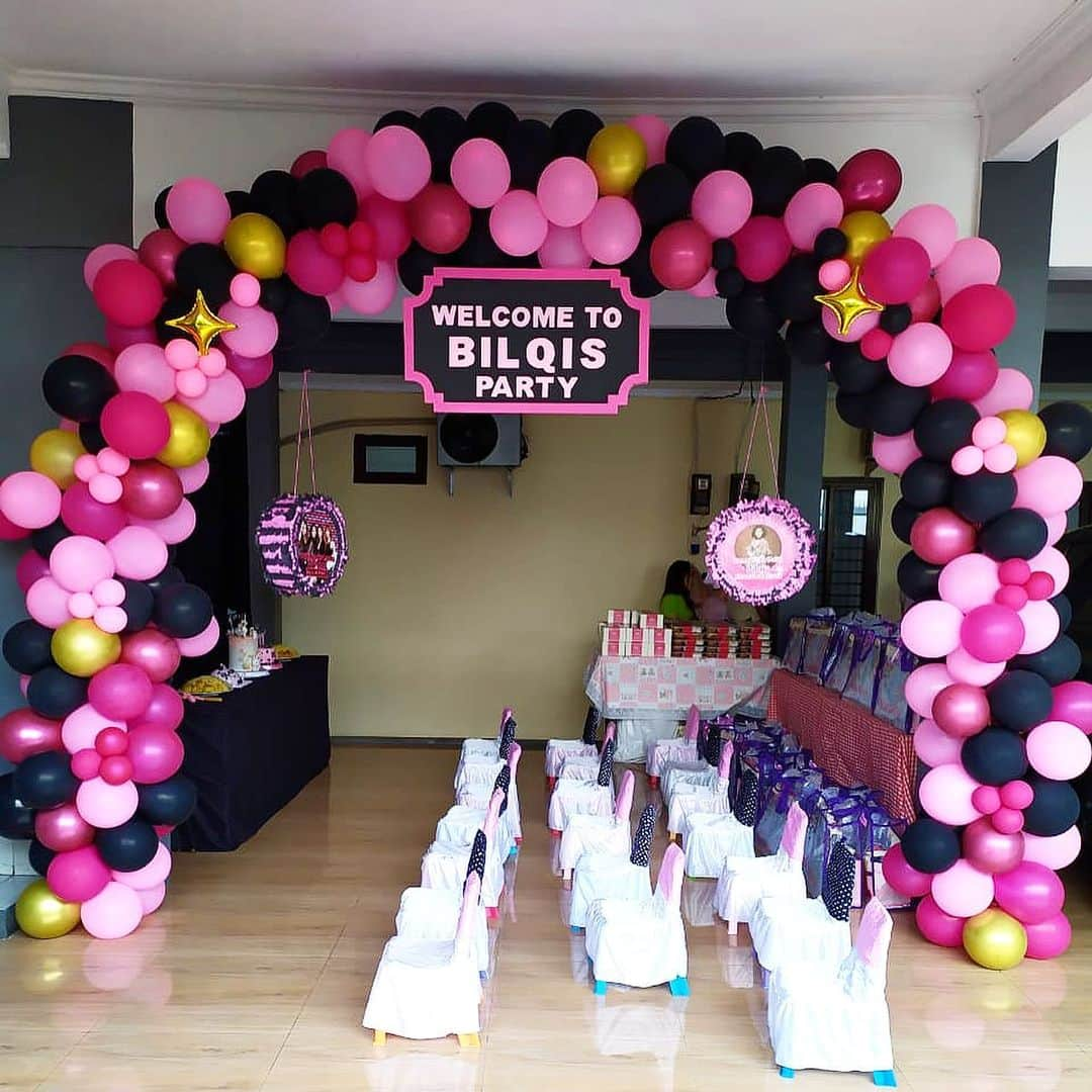 アユ・ティンティンさんのインスタグラム写真 - (アユ・ティンティンInstagram)「Special Decoration for Bilqis's 7th Birthday Party at home. Ulang tahun Bilqis kali ini, Aku percayakan ke @thedesserttable.id , komplit semua ada. Dari Balon, Backdrop, Welcome gate, kursi anak. Dekor dirumah aja, Bisa custom theme sesuai yang kita inginkan, hasil bagus banget, warna sesuai banget, sebelum dekor ada acc design dulu, hasil sesuai dengan design.  Yang terpenting Harga oke bangett Murce , recommend banget sih @thedesserttable.id kalian wajib pakai」12月29日 17時05分 - ayutingting92