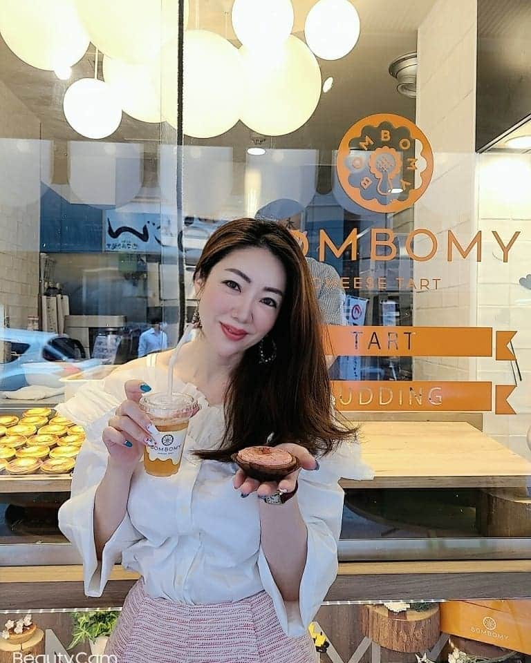 今堀恵理さんのインスタグラム写真 - (今堀恵理Instagram)「大阪生まれのチーズタルト専門店『BOMBOMY』😍😍😍  @bombomy_tart   リピートしてるお店。 色んな味のチーズタルトがあり、どの味も美味しくて全種類食べたくなります💖  世界的コンクール 食品部門850品の中で2018 トップ5にノミネート！モンドセレクション最高金賞2年連続受賞！ イタリア産マスカルポーネ、フランス産クリームチーズ、北海道産生乳、九州産生クリーム、烏骨鶏卵と、こだわりの最高素材を使ったこだわりのタルトたち。  箱に好きなものを選んで詰めてもらう。お得なセットが有ります 選べるタルト6個セット　1500円 選べるタルト12個セット　2980円  チーズプリン、マスカルポーネプリン、も有りますよ😉  テイクアウトのお店ですが その場で焼きたてを食べるのもOK👌 タルトを購入するとコーヒーか紅茶が無料サービスが有ります✨  日々人気になり、時間帯によってはほぼ売り切れの時もあります😂  誰もが美味しいって言う ボンボミーのチーズタルトです  #チーズタルト #bombomy #チーズタルト専門店 #テイクアウト #おうちスイーツ #おうちカフェ」12月29日 8時17分 - eriimahori