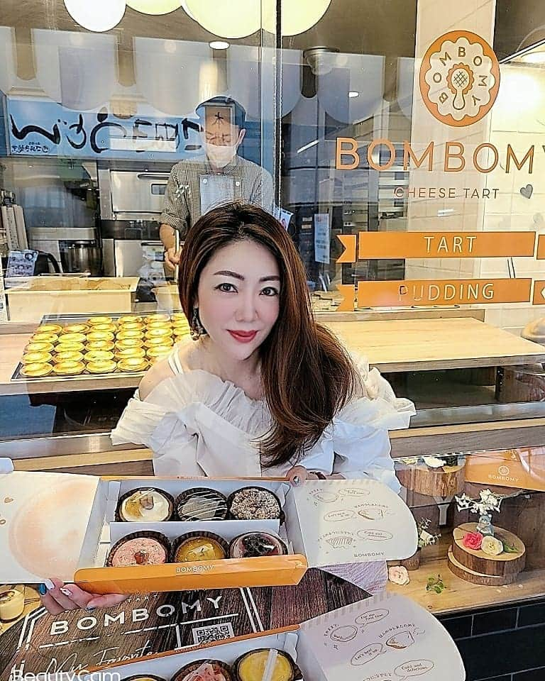 今堀恵理さんのインスタグラム写真 - (今堀恵理Instagram)「大阪生まれのチーズタルト専門店『BOMBOMY』😍😍😍  @bombomy_tart   リピートしてるお店。 色んな味のチーズタルトがあり、どの味も美味しくて全種類食べたくなります💖  世界的コンクール 食品部門850品の中で2018 トップ5にノミネート！モンドセレクション最高金賞2年連続受賞！ イタリア産マスカルポーネ、フランス産クリームチーズ、北海道産生乳、九州産生クリーム、烏骨鶏卵と、こだわりの最高素材を使ったこだわりのタルトたち。  箱に好きなものを選んで詰めてもらう。お得なセットが有ります 選べるタルト6個セット　1500円 選べるタルト12個セット　2980円  チーズプリン、マスカルポーネプリン、も有りますよ😉  テイクアウトのお店ですが その場で焼きたてを食べるのもOK👌 タルトを購入するとコーヒーか紅茶が無料サービスが有ります✨  日々人気になり、時間帯によってはほぼ売り切れの時もあります😂  誰もが美味しいって言う ボンボミーのチーズタルトです  #チーズタルト #bombomy #チーズタルト専門店 #テイクアウト #おうちスイーツ #おうちカフェ」12月29日 8時17分 - eriimahori