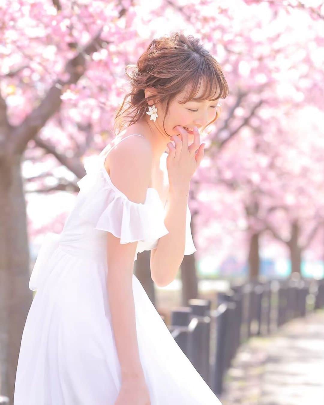 スタジオアクア富士店 のインスタグラム：「🌸好評予約受付中‼️🌸﻿ ﻿  ご予約続々といただいております‼️‼️👀🌸 早い者勝ちです‼️この機会をお見逃しなく‼️ ﻿ 河津桜は他の桜よりもピンク色が強く﻿ 愛らしい色合いが特徴🌸﻿ 絵画のように美しい風景の中で、﻿ 幸せいっぱいの結婚写真を残せます！﻿ ﻿ ﻿ おかげさまでたくさんのお問い合わせ、﻿ 撮影のご予約をいただいております🙇‍♀️﻿ スタジオアクア6店舗でご予約受付中！﻿ お問い合わせはお早めに✨﻿ ﻿ ﻿ デコルテ公式アカウント﻿ ▷▷ @decollte_weddingphoto﻿ ﻿ スタジオアクア富士店🗻﻿ ▷▷ @studioaqua_fuji﻿ ﻿ スタジオアクア横浜みなとみらい店﻿ ▷▷ @studioaqua_yokohama﻿ ﻿ スタジオアクア表参道渋谷店﻿ ▷▷ @studioaqua_shibuya  ﻿ スタジオアクア新宿店﻿ ▷▷ @studioaqua.shinjuku  ﻿ スタジオアクア浅草店﻿ ▷▷ @studioaqua_asakusa  ﻿ スタジオアクア立川店﻿ ▷▷ @studioaqua_tachikawa229  ﻿ ﻿ ＼オンライン撮影相談会スタート✨／﻿ パソコン・スマートフォンから﻿ 前撮り、フォトウエディングの相談が可能！﻿ 当店HPよりご予約受付中！﻿ ﻿ ﻿ お得な割引キャンペーンも実施中！﻿ HPを要チェック✔﻿ ﻿ ﻿ #d_weddingphoto﻿ #スタジオアクア﻿ #スタジオアクア横浜店﻿ #スタジオアクア富士店﻿ #撮る結婚式﻿ #ウェディング﻿ #ウェディングフォト﻿ #フォトウェディング﻿ #フォトスタジオ﻿ #花嫁﻿ #プレ花嫁﻿ #卒花嫁﻿ #関東花嫁﻿ #関西花嫁﻿ #横浜花嫁﻿ #前撮り﻿ #後撮り﻿ #結婚式﻿ #結婚式準備 ﻿ #ヘアメイク﻿ #ヘアアレンジ﻿ #洋装前撮り﻿ #和装前撮り﻿ #ドレス試着﻿ #ドレス迷子﻿ #ウェディングフェア﻿ #プレ花嫁さんと繋がりたい﻿ #全国のプレ花嫁さんと繋がりたい﻿ #日本中のプレ花嫁さんと繋がりたい﻿ #河津桜」