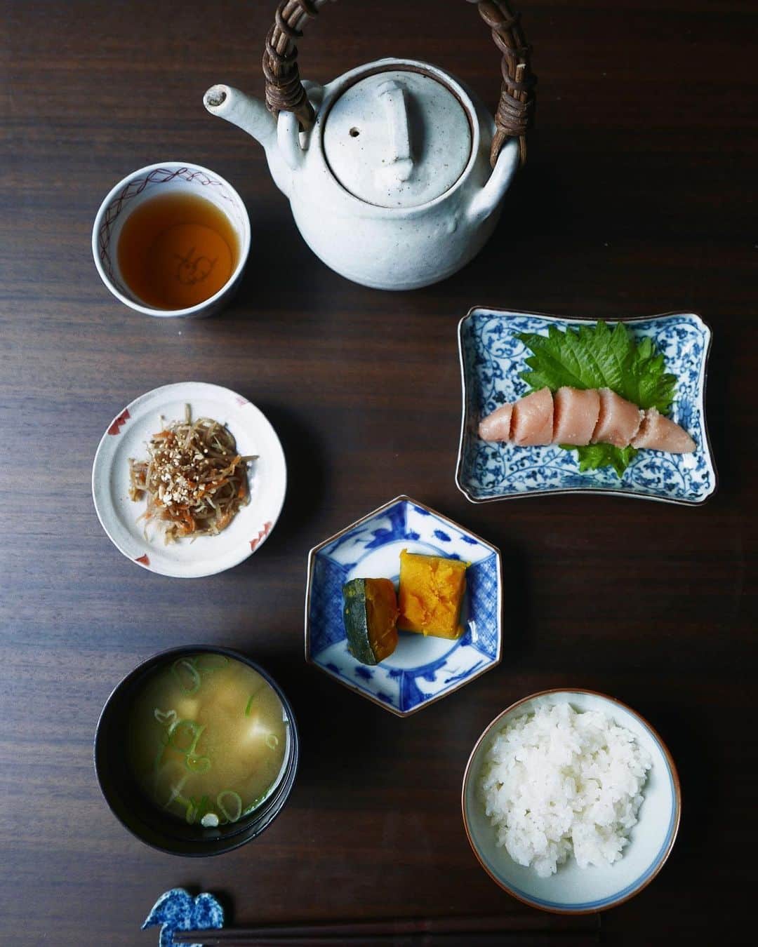 JUNNAのインスタグラム：「美味しい冬の贈り物 @yamayafan の明太子  花唐草の古伊万里に盛り付けて 明太子が主役の朝ごはん  @yamayafan の新鮮な明太子 柔らかくて粒立ちがよくお米がすすむ...  年末のバタバタ...  うまだしで作ったお味噌で ホッとお落ち着く朝時間...◎  明太子パスタも作ろ🍝🤍  @hisakonamekata ごちそうさまでした🙏✨  #only#やまや#明太子#朝ごはん #朝食 #器 #うつわ好き#伊万里#古伊万里#和食器#和食ごはん #和」