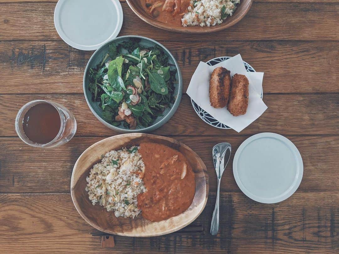 藤田敦子のインスタグラム：「ㅤ 【#blendakitchen 】 Lunch ✔︎veganトマトクリームシチューと 　veganバターガーリックライス ✔︎ケールとベビーリーフ、サーモンのサラダ ✔︎カニクリームコロッケ ㅤ オイシックス&パルシステム様様🙏 ㅤ バターライスは先日アップした veganバターでガーリックライスに。 もう少しガーリックキカセタカッタ…」