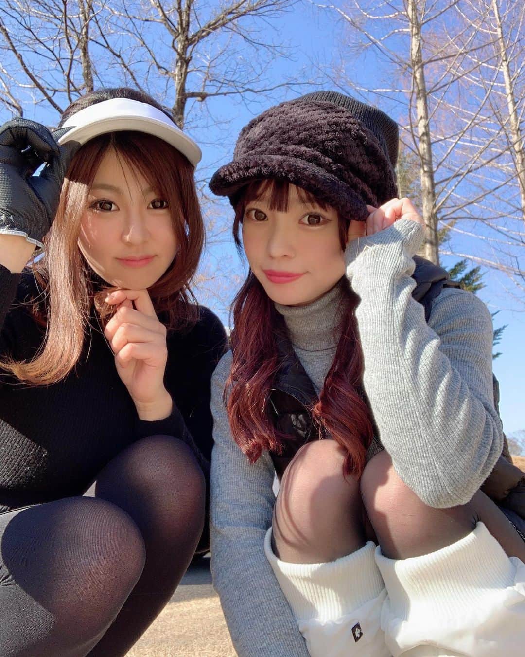 のインスタグラム：「🌞  今日は仕事納め✨✨ 皆さんも仕事納めの方が多いのかな？🤔  明日のゴルフが楽しみすぎるけど お天気が心配だーー😱💭💭  ここ数回のラウンドは めちゃくちゃ天気に恵まれていたので☀️ 明日もどうかもってほしい🥺🙏  写真は仲良しのマイハニーと👭 学生時代からの、気兼ねない友人の1人💓  今月２回も一緒にラウンド行けたから 嬉しかった😍😍  #ゴルフ女子#女子ゴルフ #ゴルフラウンド#冬ゴルフ #ゴルフウェア#ゴルフコーデ #ゴルフ好き#ゴルフばか #ゴルフ#golf#ゴルフうまくなりたい #ゴルフ女子と繋がりたい」