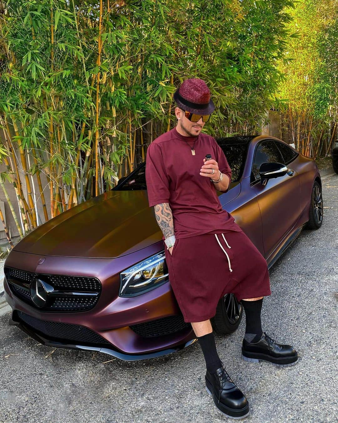 マーク・ジェイコブスさんのインスタグラム写真 - (マーク・ジェイコブスInstagram)「Bordeaux you better don’t! I’m all for a matching set.  Here, my stylish, handsome husband @chardefrancesco   #WineNot? #LaLaLand #UpintheHills」12月29日 8時43分 - themarcjacobs