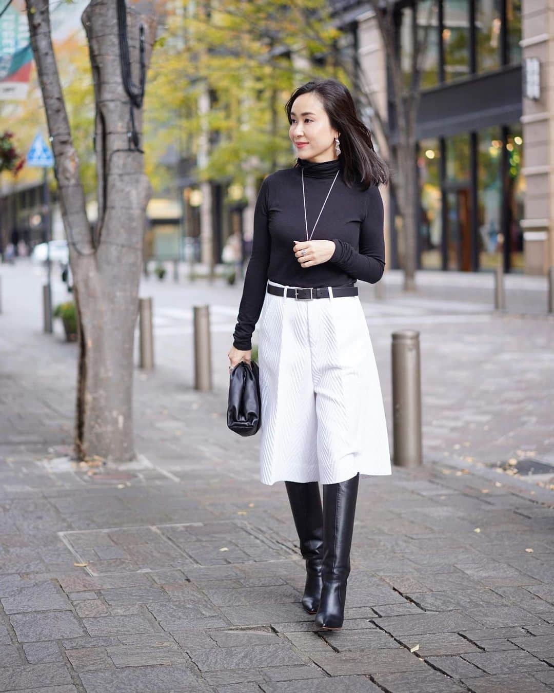 笹倉麻耶さんのインスタグラム写真 - (笹倉麻耶Instagram)「昨日発売された、ファッション雑誌の 『GLOW』に、 この服＋セットアップのベストジャケットを着たコーデで私が掲載されています☺️ まだ手元にないから何ページか分からないんだけど😆 もしお持ちの方がいらしたら 探してみてねー☺️ ・ ・ この服は白でも真っ白、というのが お気に入りポイント♡ この秋冬は新しくロングブーツを買ったから、 ロングブーツが映える服を探しがち😆 ・ ・ Tops/ @lagunamoon_com  Pants/ @stylings_official  ・ ・ P/ @sayurisaito_photo  #大人コーデ #ロングブーツ #アラフォーコーデ #アラフォーファッション #ファッション好きな人と繋がりたい #時尚 #きれいめコーデ #パーソナルスタイリスト #パーソナルカラー診断 #顔タイプ診断  #おしゃれさんと繋がりたい」12月29日 8時45分 - nicomaya2525