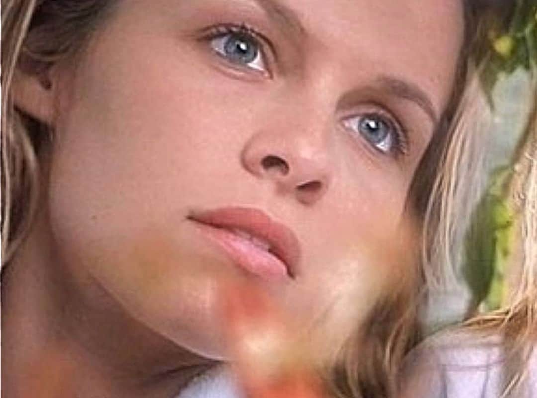 パメラ・アンダーソンのインスタグラム：「I believe in miracles - underneath it all @dylanjaggerlee ‘s mom」